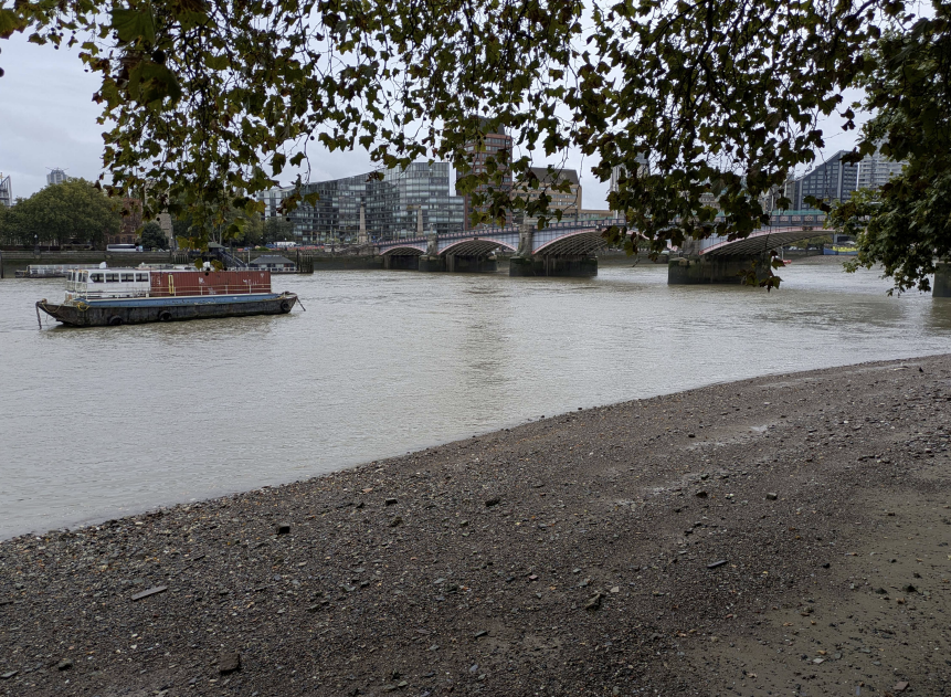 Picture of the Thames foreshore from Victoria Tower Gardens