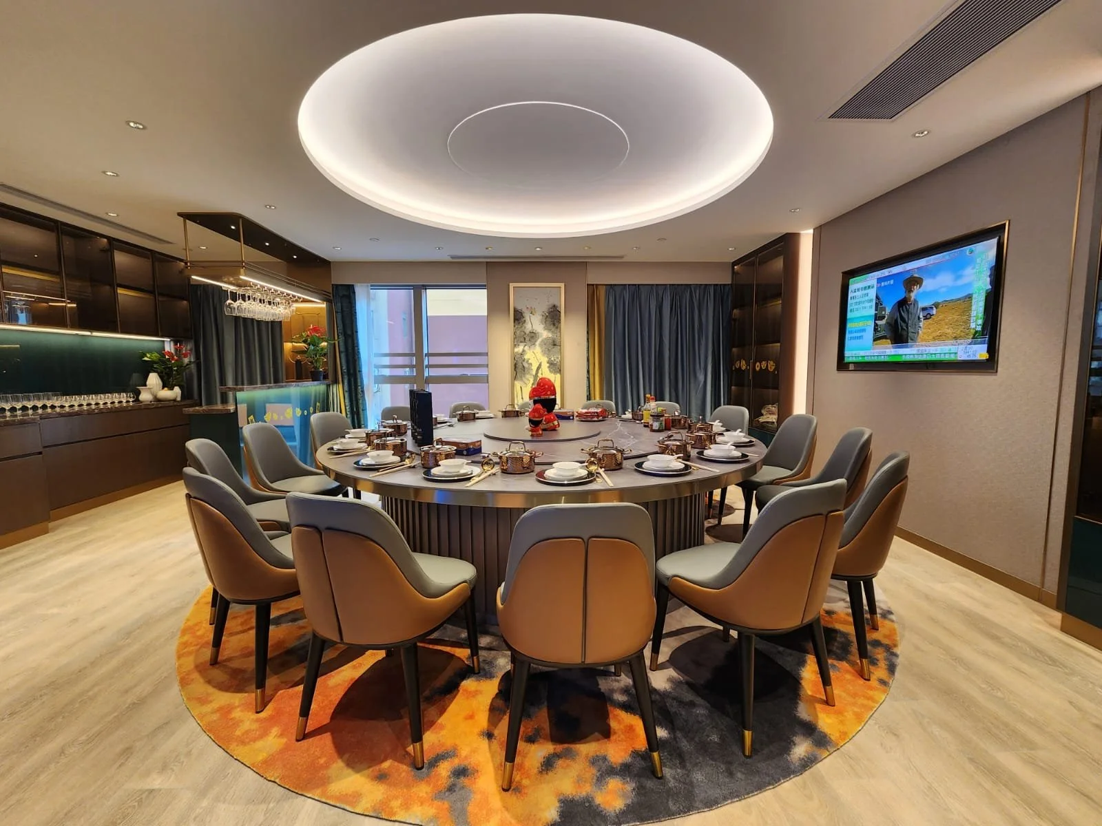 Private dining room at Chang Kung Koon 張公館, featuring a large round banquet table, custom leather chairs and soft circular ceiling lighting designed by Egoart.