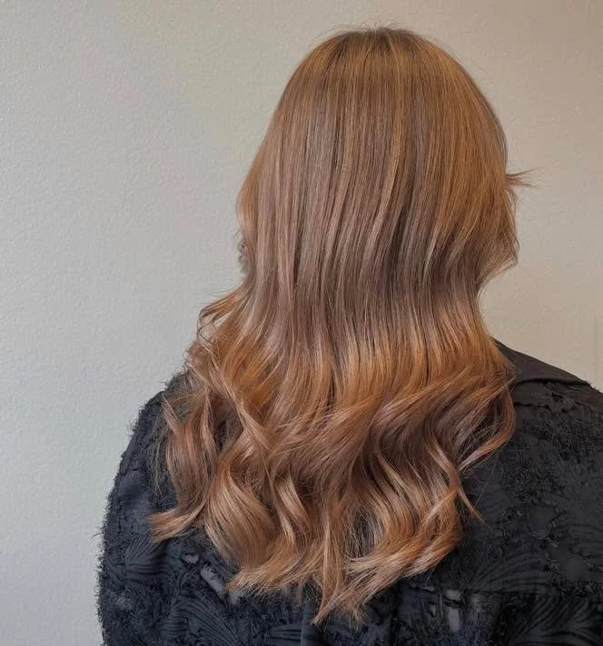 ✨ Tr&aelig;nger dit h&aring;r til nyt liv &ndash; uden at miste sig selv? 💇🏻&zwj;♀️
En gloss refresh er den perfekte l&oslash;sning, hvis dit h&aring;r mangler glans, dybde og et mere ensartet udtryk ✨

Her har vi givet Ida en sk&aring;nsom farveop