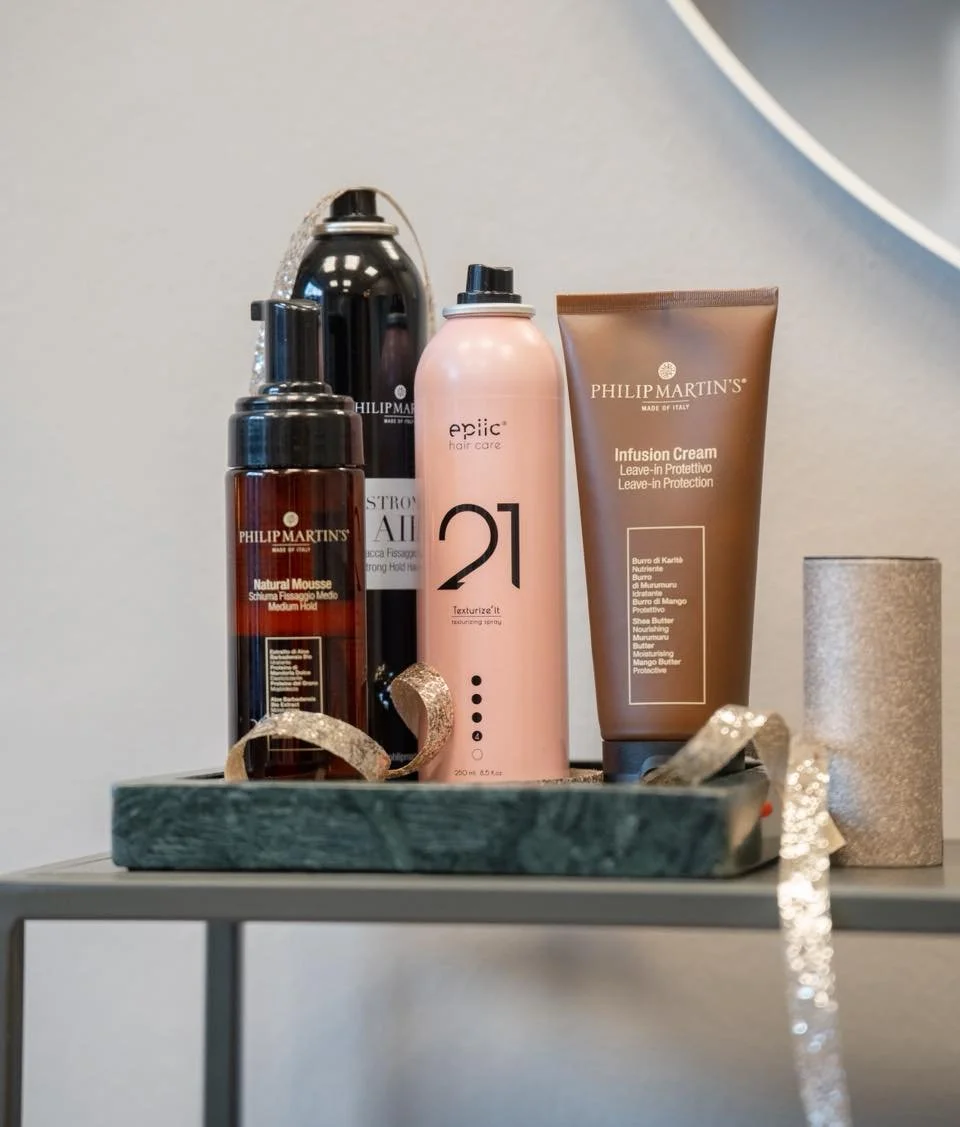 Er du klar til nyt&aring;rsaften? ✨
Vi har udvalgt vores absolut bedste produkter til nyt&aring;rs-styling 🍾🎉

Her p&aring; billedet kan du se alt fra plejende h&aring;rolier og varmebeskyttende spray
til h&aring;rlak og stylingprodukter, der holde