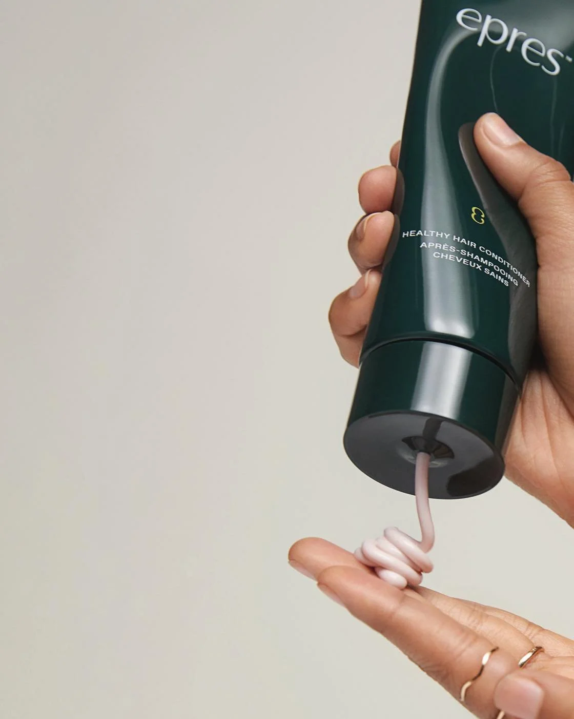 Smukt h&aring;r starter ikke med styling.
Det starter med pleje 💆🏽&zwj;♀️💆🏻&zwj;♂️

Hos Kj&aelig;rulff-Espersen arbejder vi med produkter, der styrker h&aring;ret indefra &ndash; s&aring; glans, fylde og bev&aelig;gelse kommer naturligt ✨

Den re