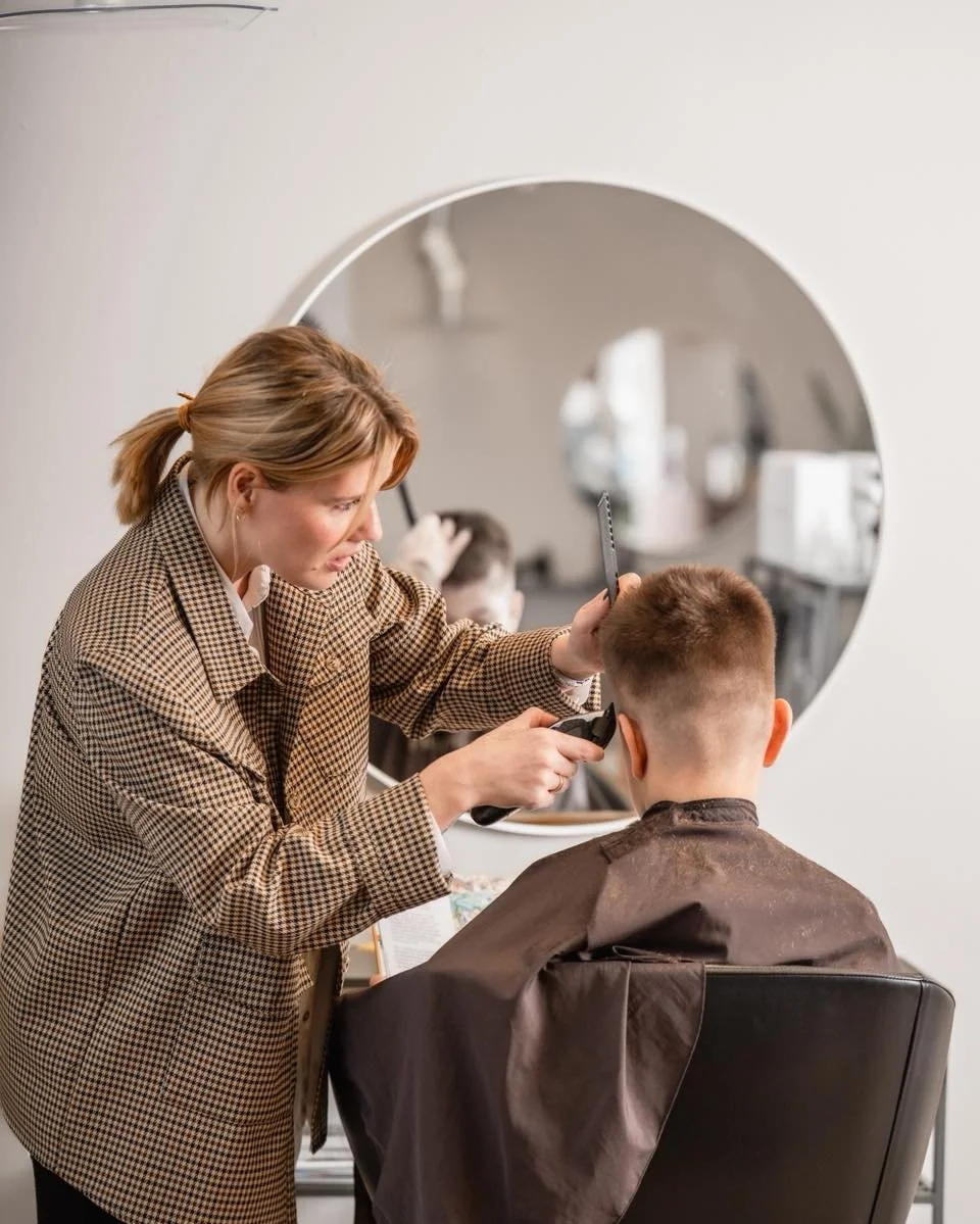 Vi lover ikke, at barnet sidder helt stille 🤫 ✂️
Vi lover bare, at vi har t&aring;lmodighed nok 😅

B&oslash;rneklip i hjertet af Aalborg 🧒🏼
#fris&oslash;rliv #b&oslash;rnefris&oslash;r #aalborg