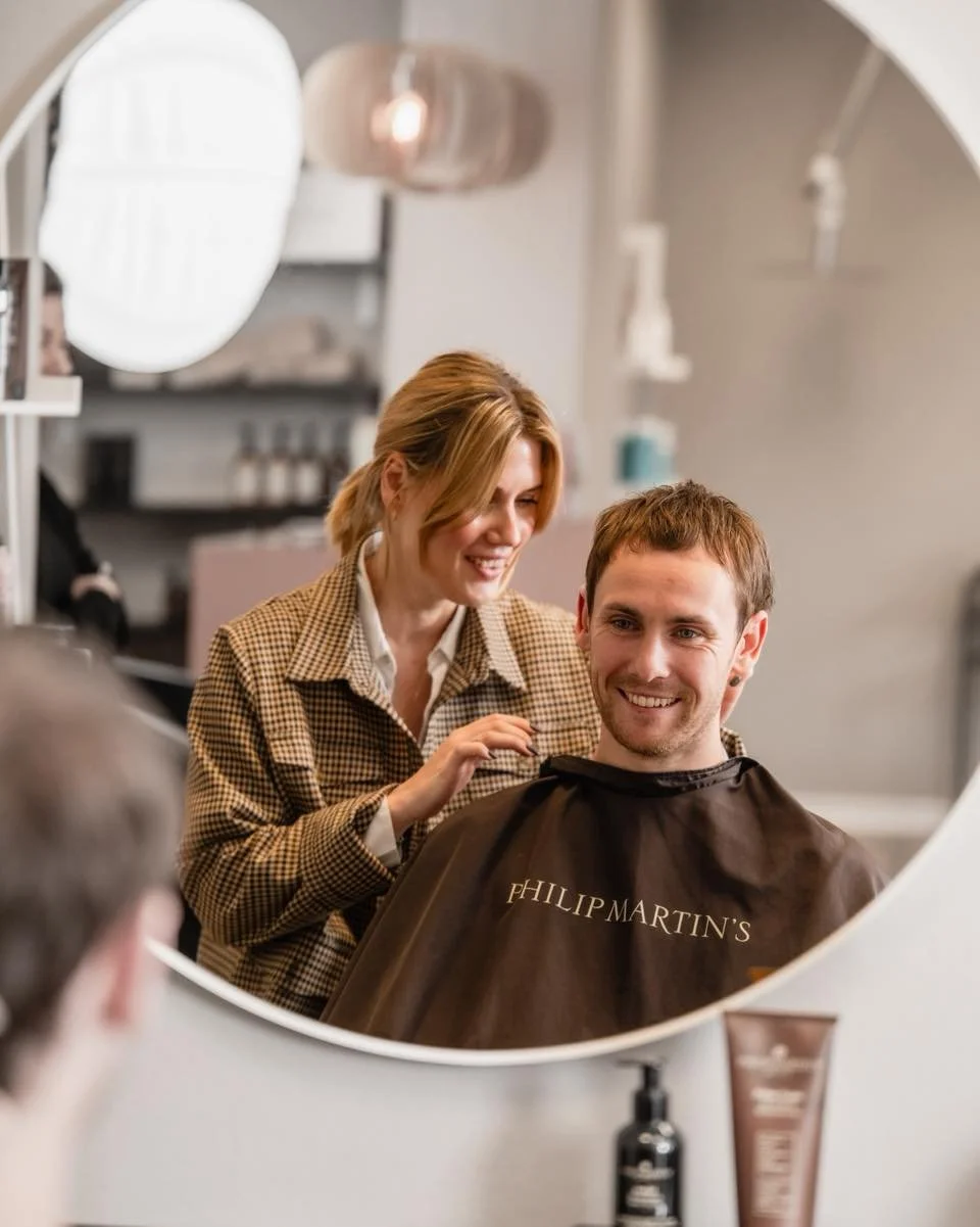 Herreklip hos os 👇
30 min &middot; 355 kr
45 min &middot; 469 kr

Og til den travle:
30 min &middot; 249 kr (rette sider &amp; kanter &ndash; uden h&aring;rvask)

Book den tid, der passer dig ✂️