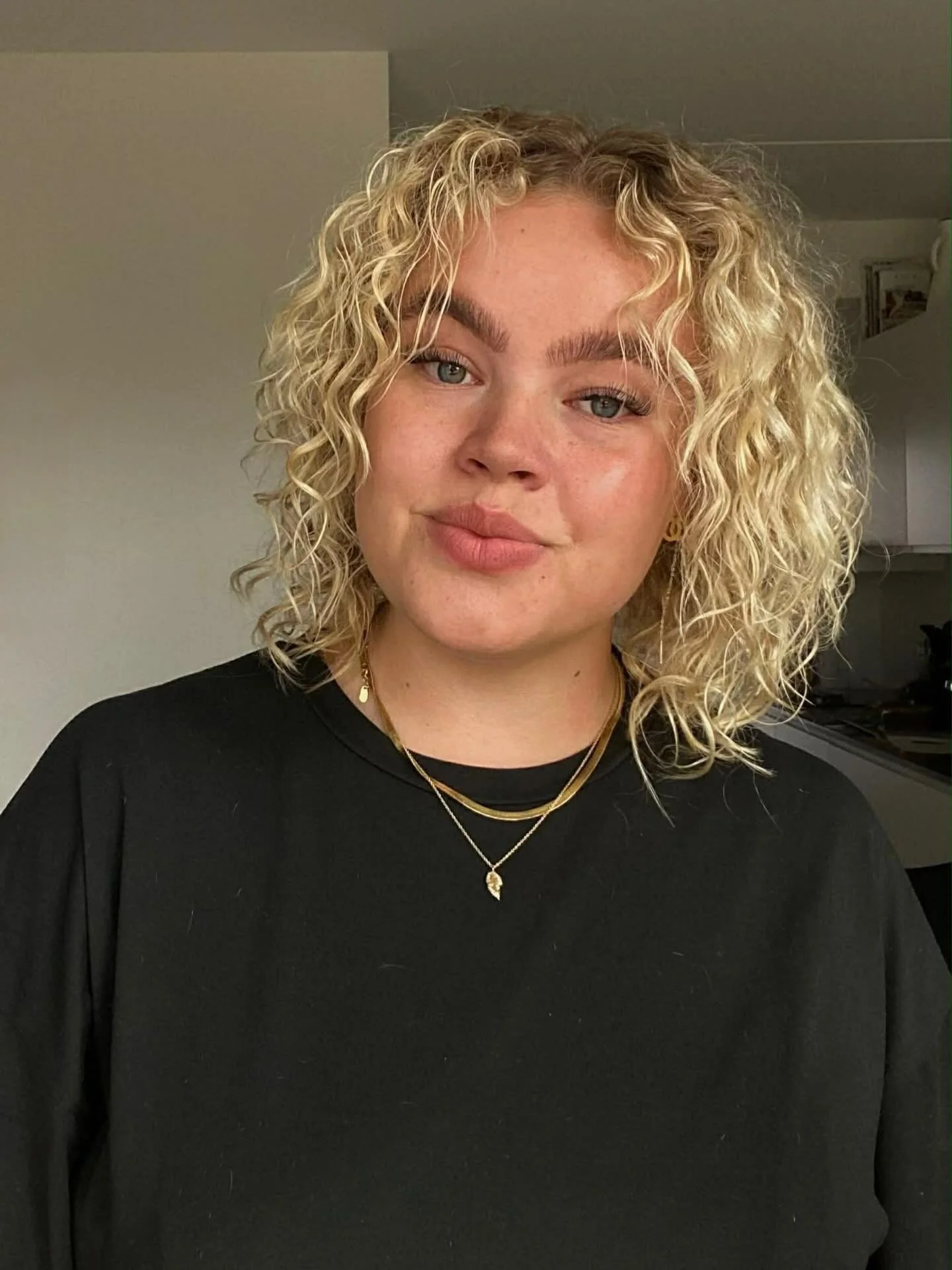 Byd vores nye kollega Emma velkommen🤩. 

Emma starter hos os mandag d. 2 marts og vi har allerede &aring;bnet for booking! 

For at starte Emma godt i gang tilbyder vi 20% p&aring; balayage | reflekser | babylights | permanent hos Emma hele marts m&