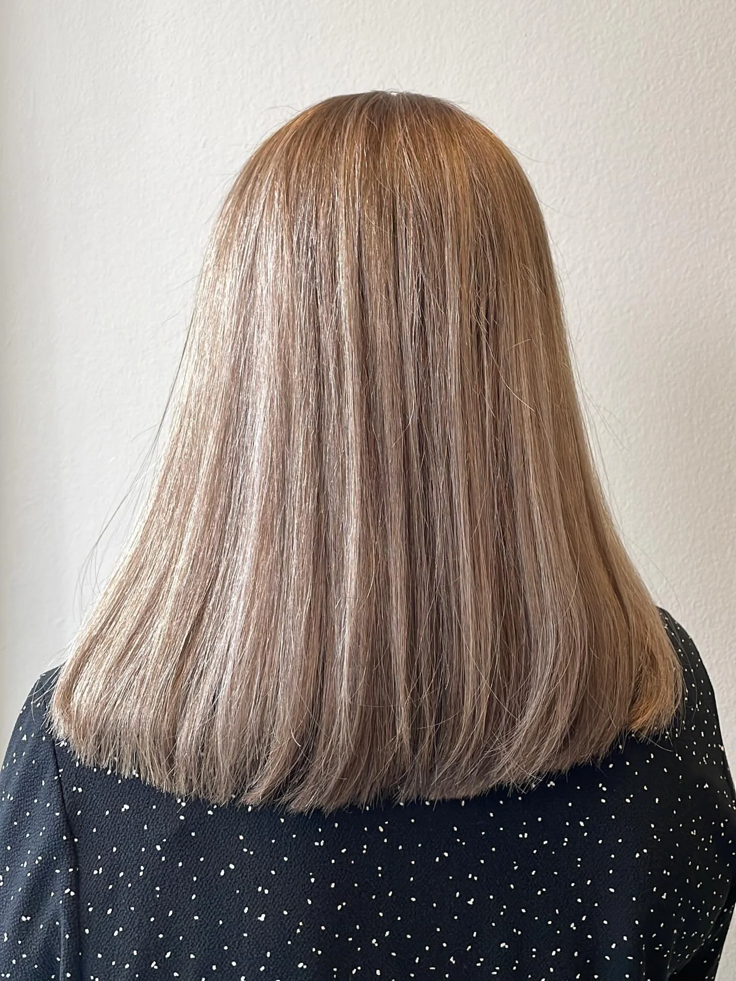 N&aring;r mor- h&aring;ret skal v&aelig;re mere praktisk ✨, masser af lowlights og gloss &amp; klip af spidser. S&aring; skal Camilla ikke t&aelig;nke p&aring; tr&aelig;ls udgroning 🤍

#fris&oslash;r #fris&oslash;raalborgcentrum