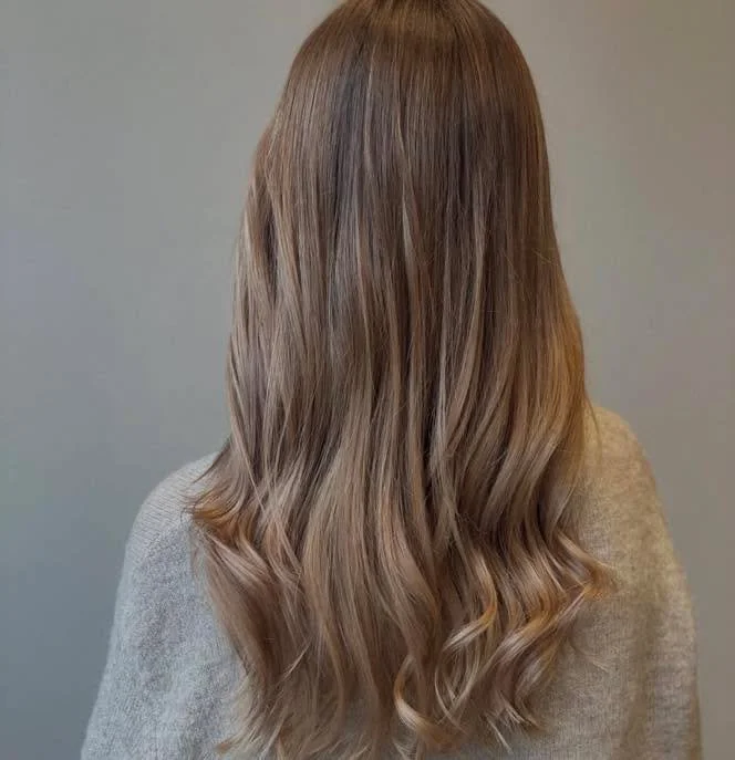 ✨ Hvad er gloss refresh? 💇🏻&zwj;♀️
En gloss refresh er den perfekte l&oslash;sning, hvis dit h&aring;r mangler glans, dybde og et mere ensartet udtryk ✨

✔️ Mere glans
✔️ Smuk, naturlig farve
✔️ Et friskt, velplejet look

Dr&oslash;mmer du ogs&arin