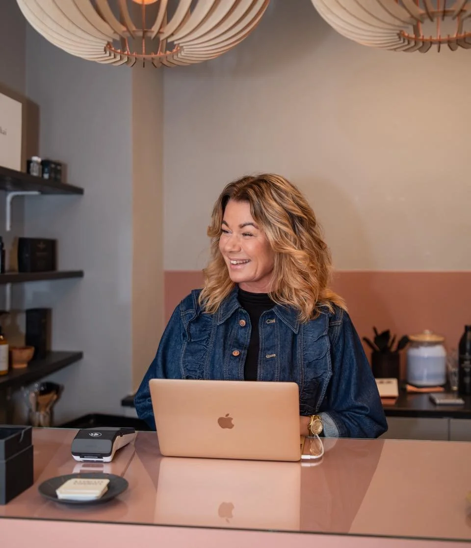 Hos Kj&aelig;rulff - Espersen i Aalborg er du i trygge h&aelig;nder 😍🙏🏼

Tina her har mange &aring;rs erfaring, et skarpt &oslash;je for detaljer og en fornemmelse for, hvad der kl&aelig;der dig &ndash; ogs&aring; hvis du overvejer en st&oslash;rr