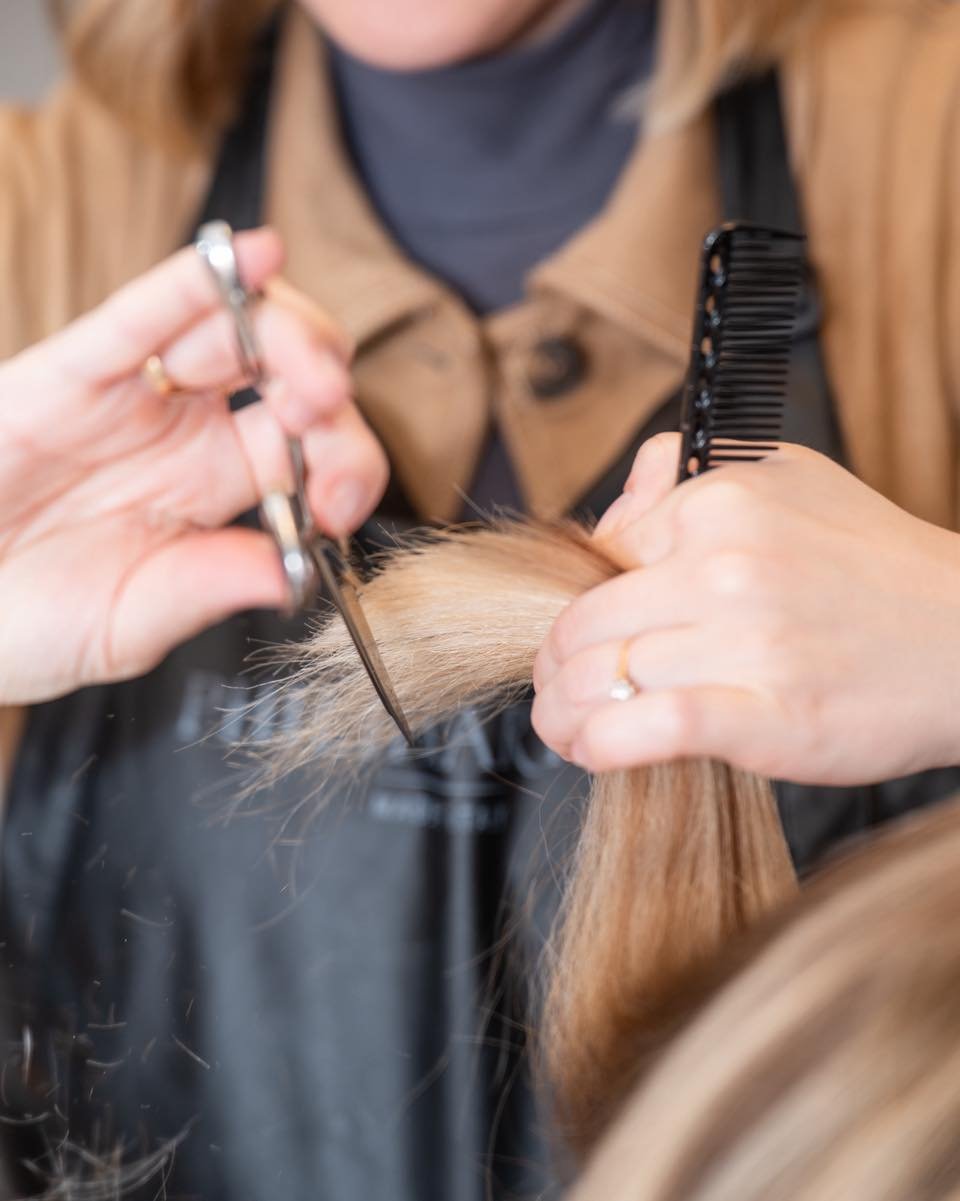 ✂️ N&aring;r h&aring;ret f&aring;r den opm&aelig;rksomhed, det fortjener

Et godt klip handler ikke bare om at fjerne l&aelig;ngde &ndash;
det handler om form, bev&aelig;gelse og detaljer.

Hos Kj&aelig;rulff-Espersen tager vi os tid til at forst&ari