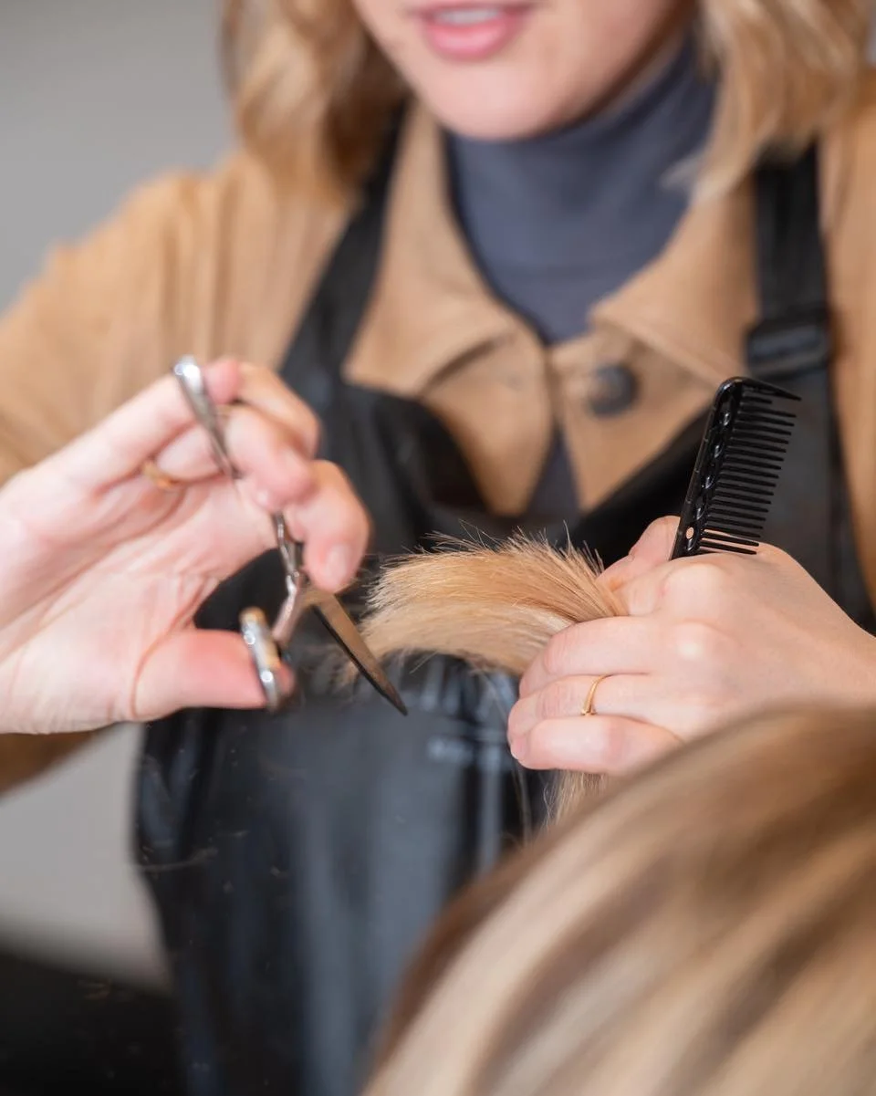 En klipning handler ikke bare om l&aelig;ngde &ndash; det handler om form, bev&aelig;gelse og de sm&aring; detaljer, der g&oslash;r hele forskellen
Hos os tager vi os tid til at forst&aring; dit h&aring;r og din stil, s&aring; resultatet f&oslash;les