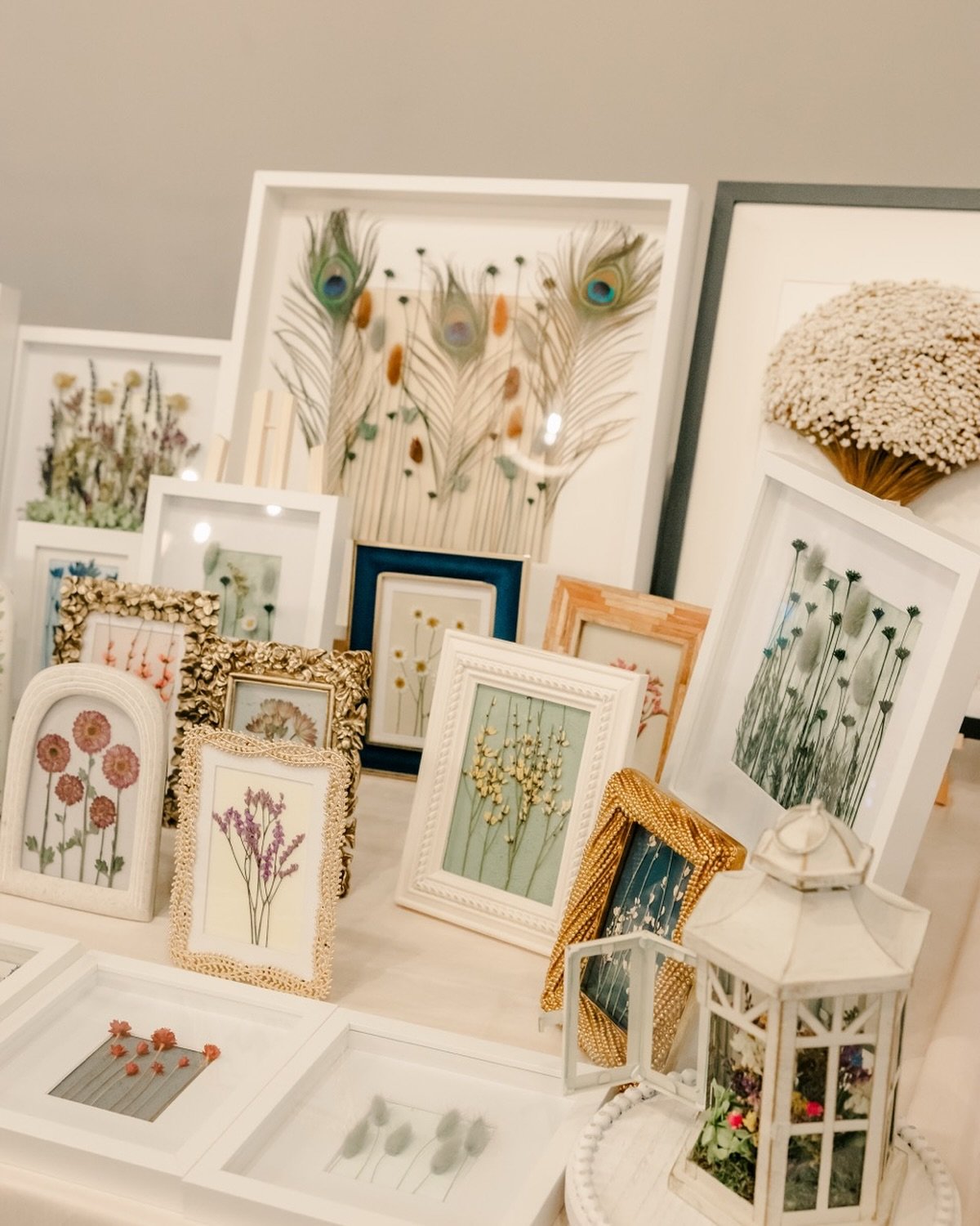 So happy to see some of my pressed flower frames beautifully captured by @sarahschmidtphoto 💐✨
Thank you for the lovely photos and to @merrymakers_market for such a wonderful event!

Can&rsquo;t wait to see you all again this Sunday at the Holiday M