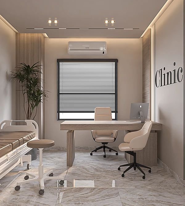 Stanza d'ufficio con scrivania, sedie, una pianta, finestra con tende e signage 'Clinic' sulla parete.