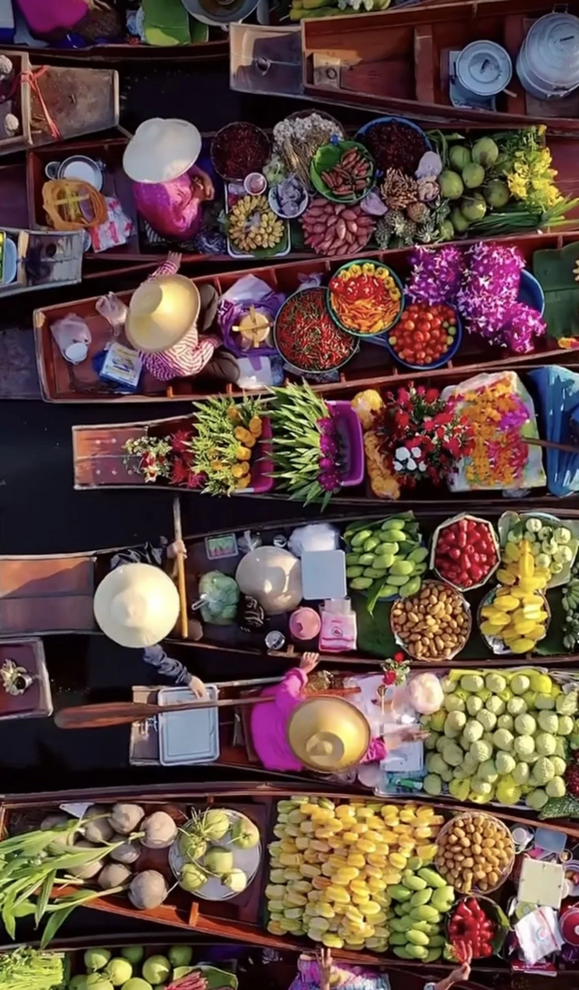 Letecký pohled na plovoucí trh s loděmi prodávajícími ovoce, zeleninu a květiny – autentická inspirace pro ájurvédskou gastronomii a exotické zážitky.