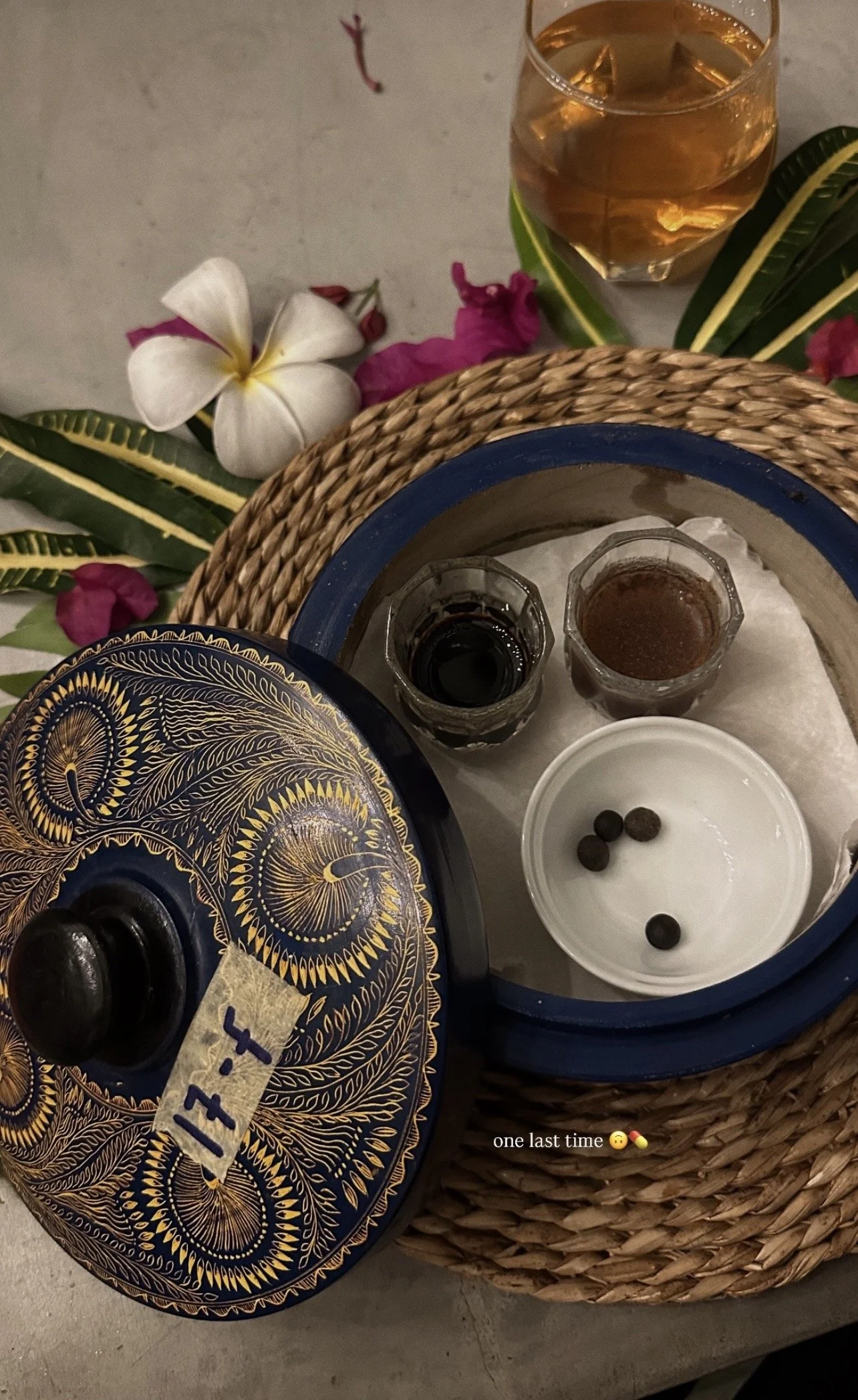 Tradiční thajská čajová souprava s doplňky, malými skleničkami a ozdobnými květy – inspirace pro ájurvédskou gastronomii a exotické wellness zážitky.