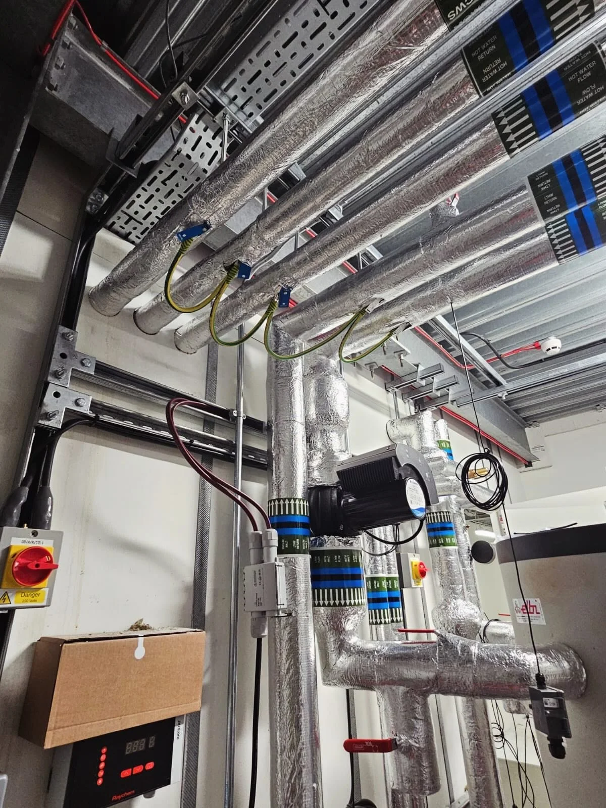 Chiswick Park - Building 4

Roof plant room &amp; external LTHW completed

Foil finish to internal works. External has been traced/lagged &amp; finished with Ali stucco 

#Insulation
#londoninsulationservices