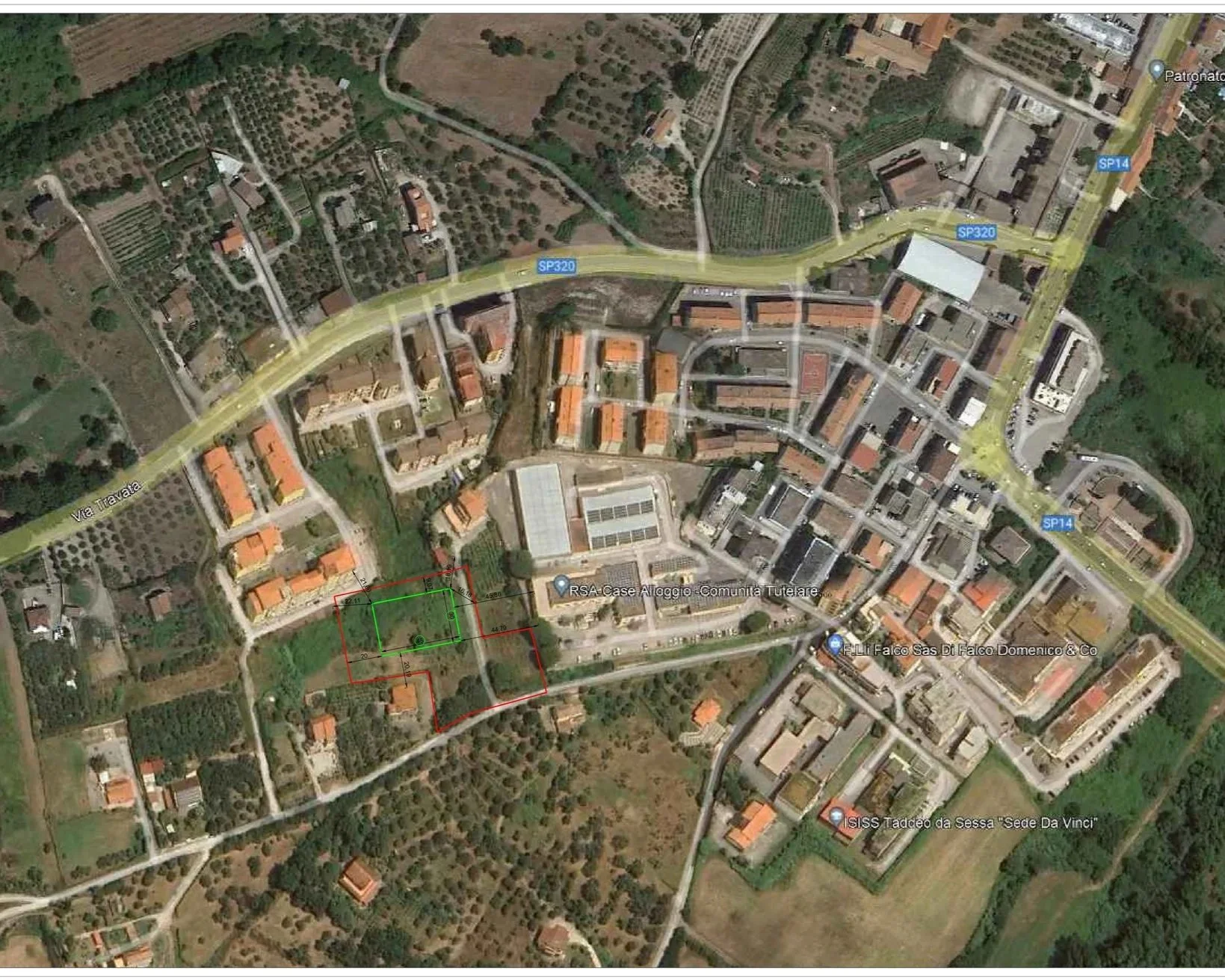 Mappa aerea di Sessa Aurunca, Italia, con aree highlightate in rosso e verde, indicazioni stradali e edifici.