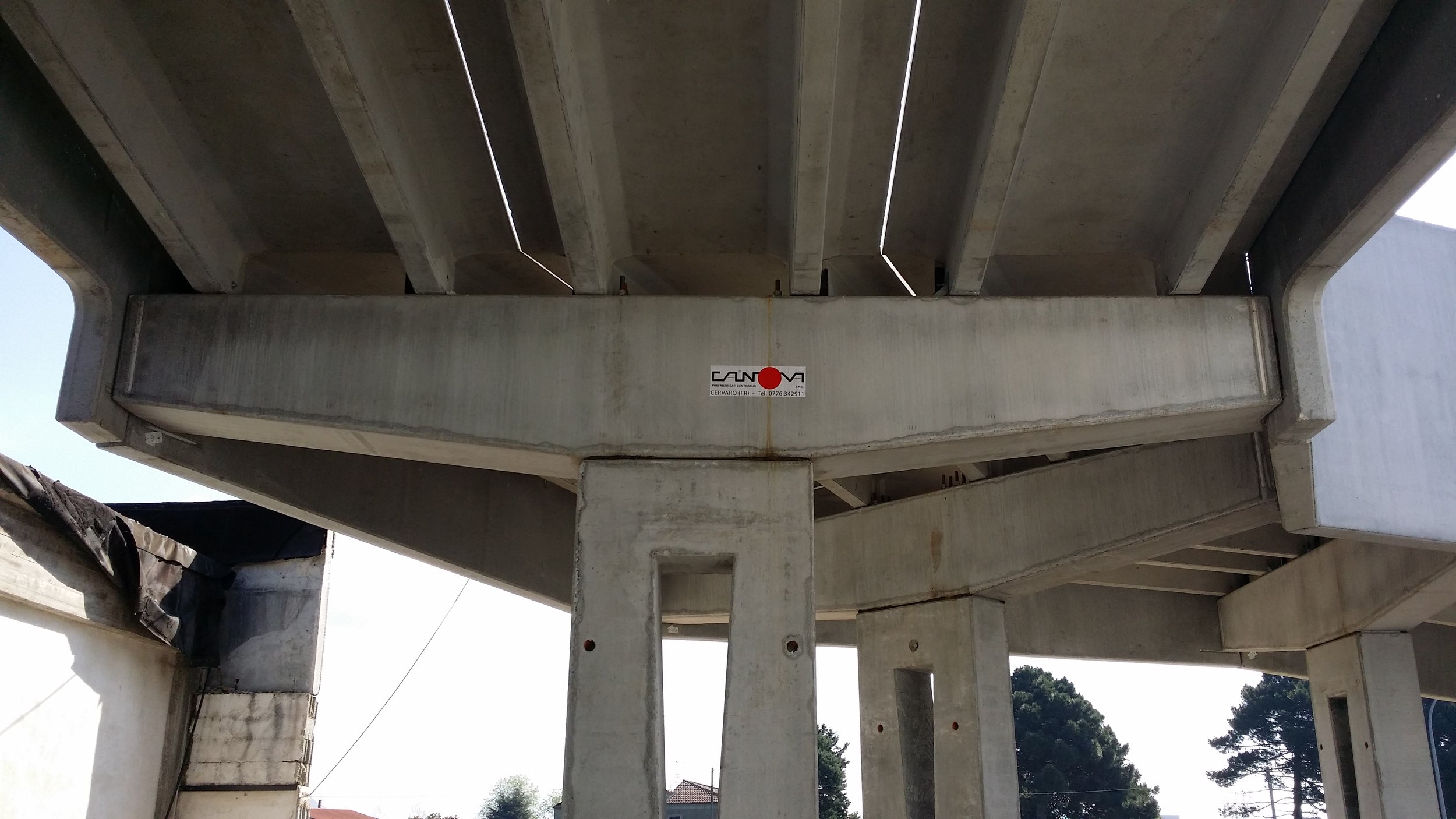 Sotto un ponte in cemento con una grande struttura in cemento armato.