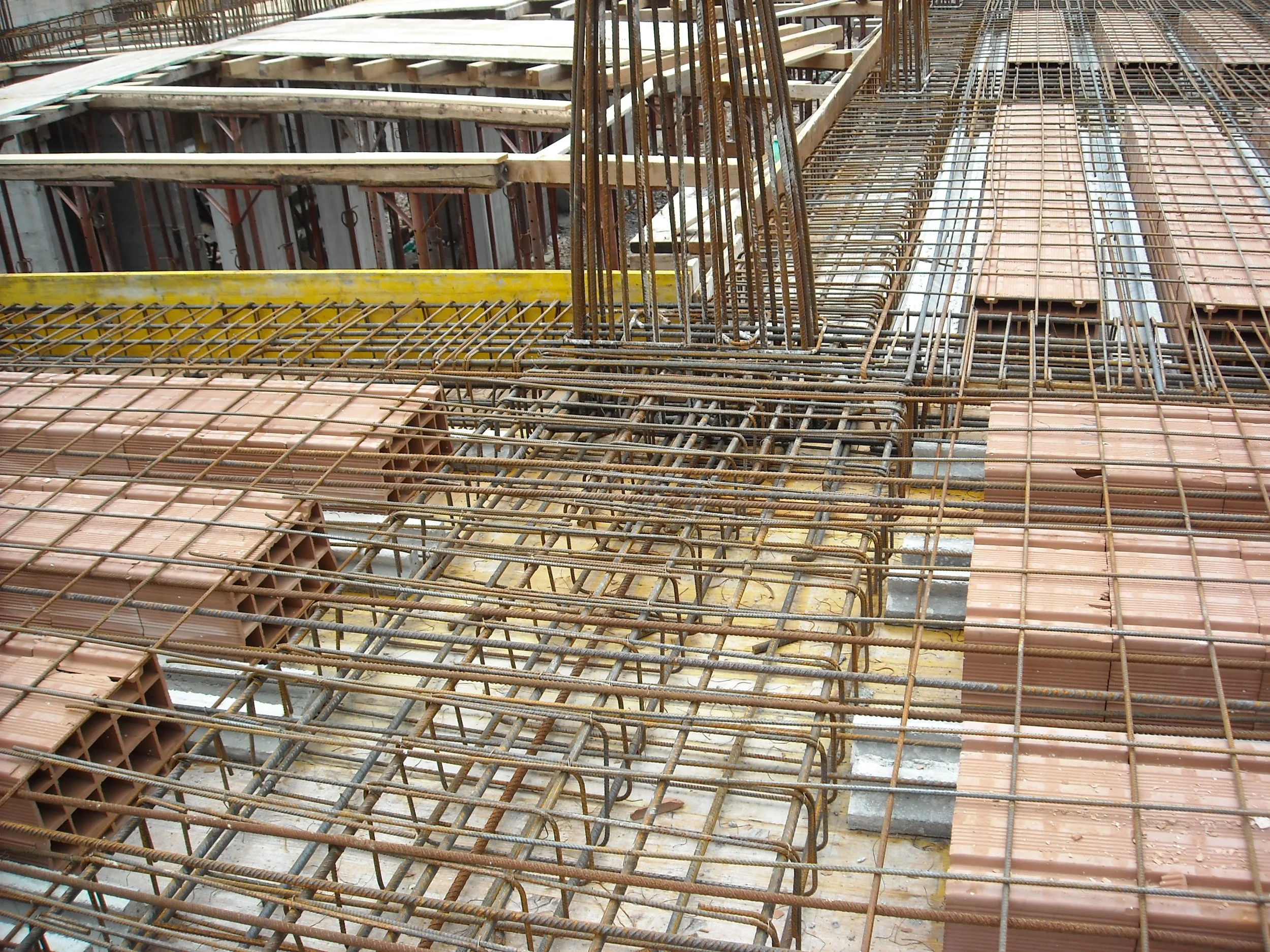 Struttura in ferro e mattoni in costruzione, con barre di ferro e mattoni impilati