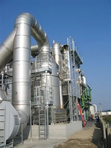 Impianto industriale con tubazioni di metallo e strutture di supporto