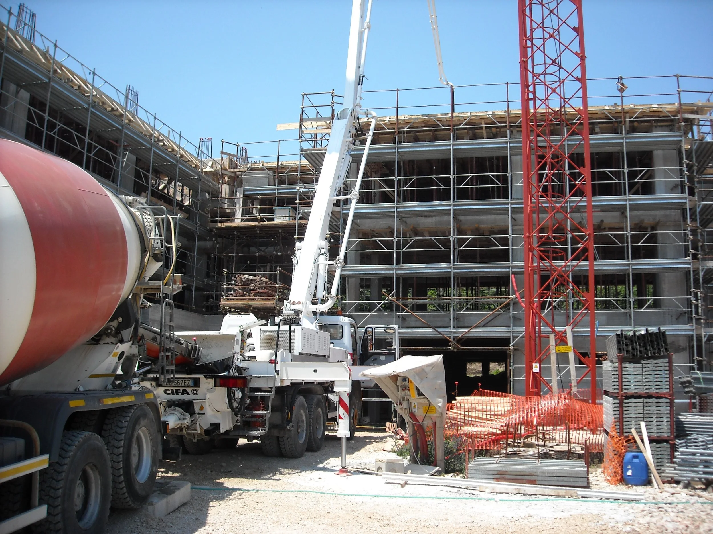 Cantiere edile con gru, impalcature e cemento in costruzione