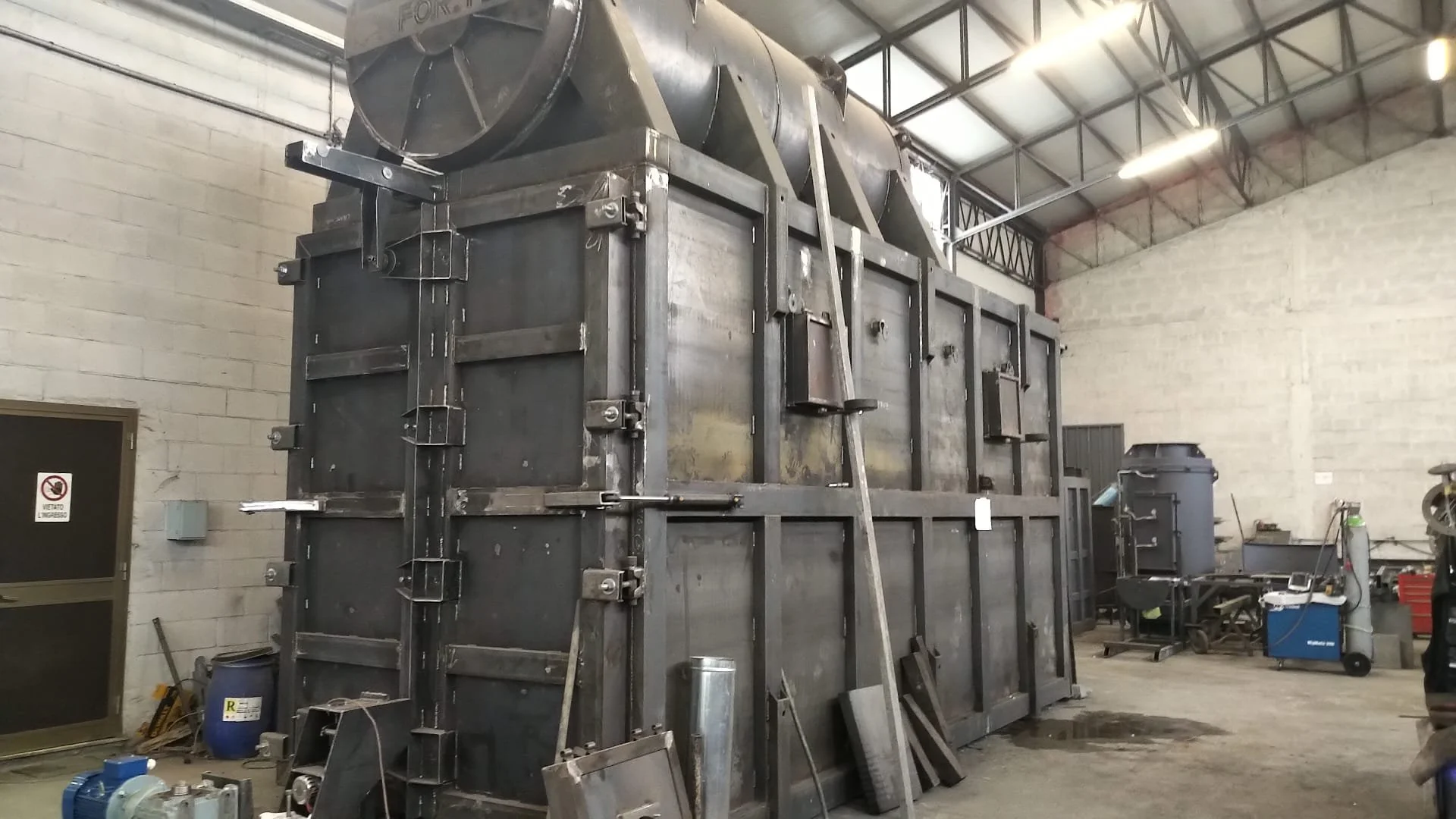 Grande struttura in metallo all'interno di un capannone industriale.