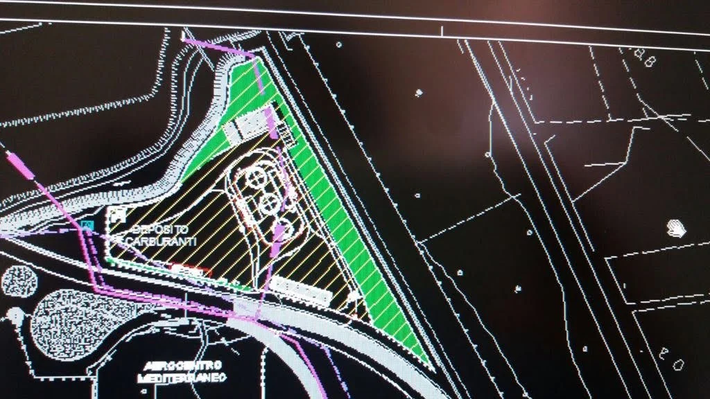 Piante e disegni di un progetto di area verde, comprensivi di percorsi, zone a prato e strutture, con indicazioni per il deposito di carburanti e un'area di smaltimento.