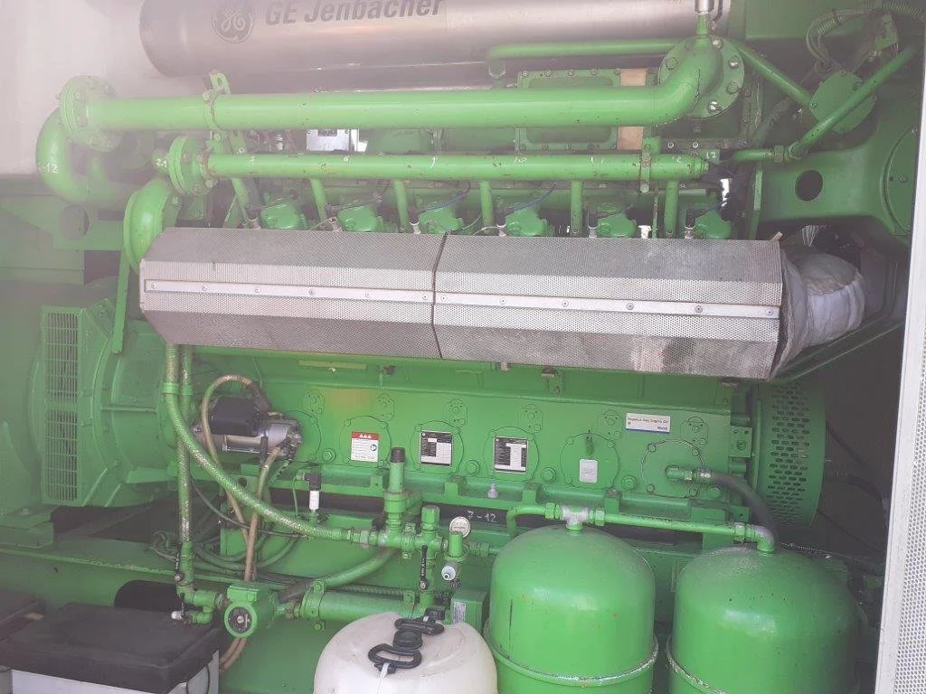 Motore industriale verde con tubazioni e serbatoi