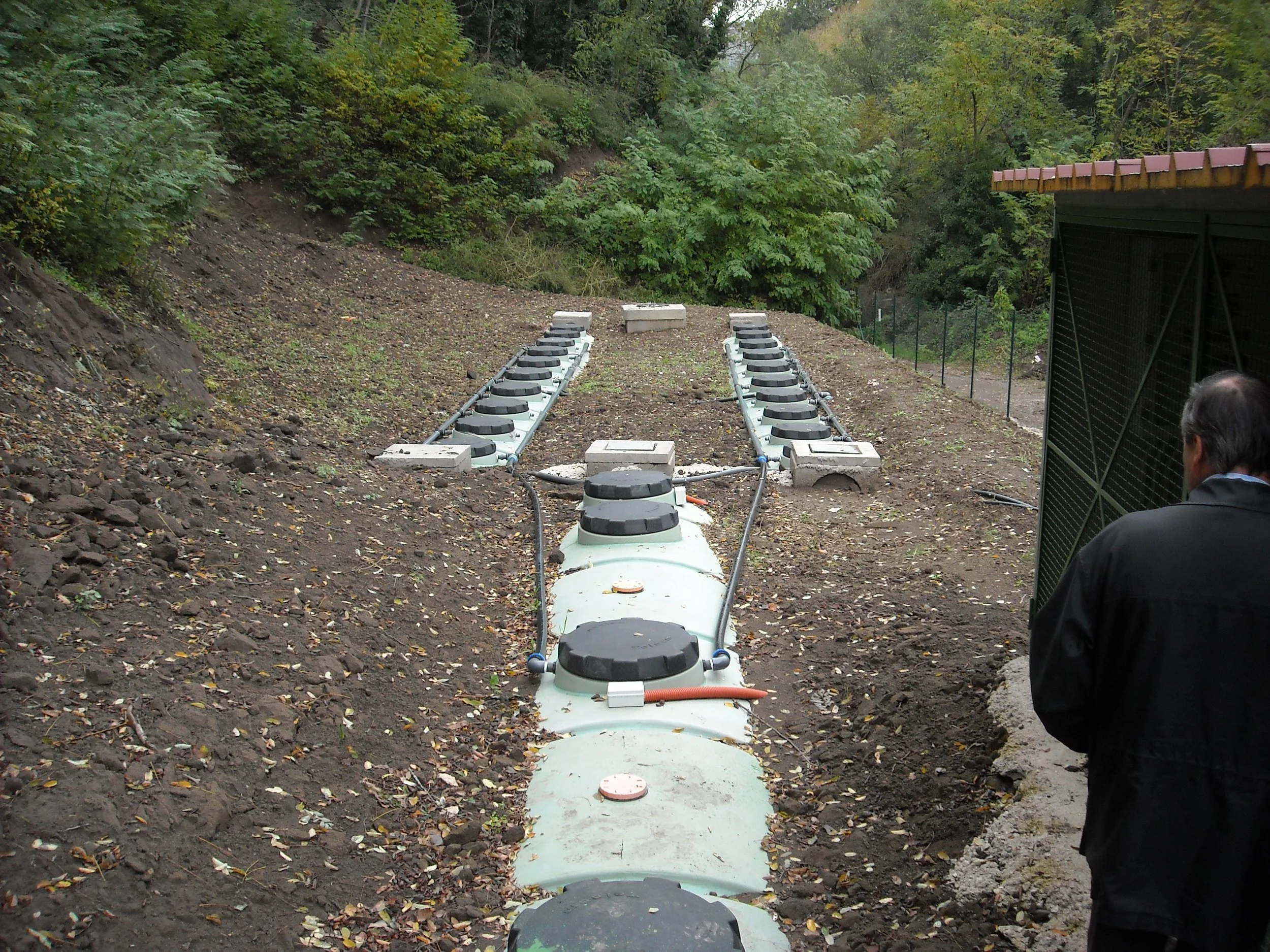 Impianto di stoccaggio di energia solare in fase di installazione in un'area naturale con alberi e vegetazione