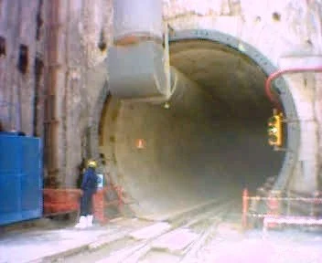 Impressione di un cantiere con buco di limitate dimensioni, operatore ed attrezzature.