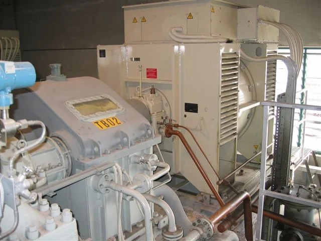 Macchina industriale con tubi e cavi in un ambiente di laboratorio o impianto di raffreddamento.