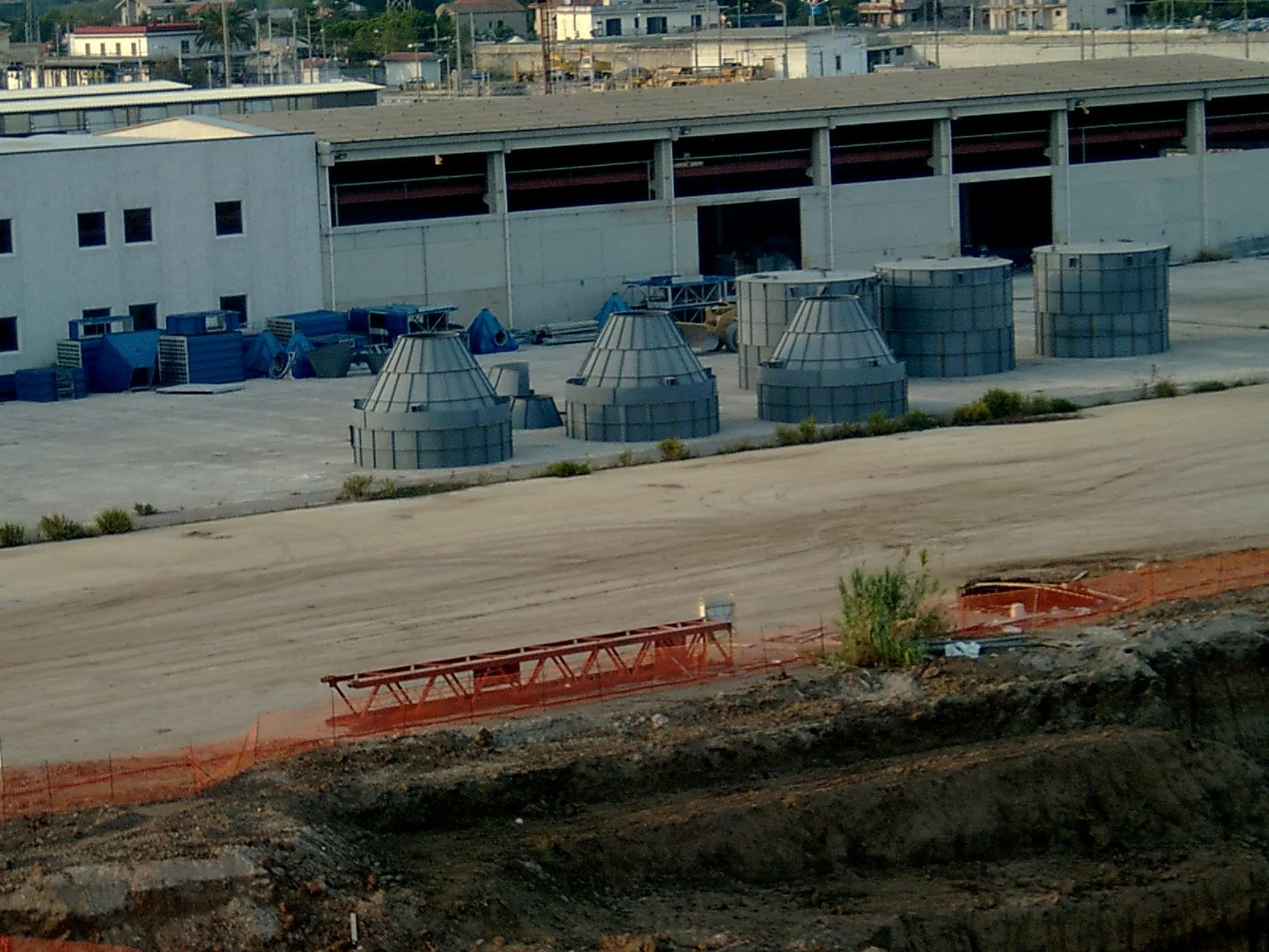 Immagine di un cantiere edile con diverse strutture di scarico dell'aria e muri in costruzione.