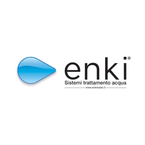 Logo di Enki, azienda di sistemi di trattamento acqua, con un simbolo blu a forma di goccia e il nome Enki scritto accanto.