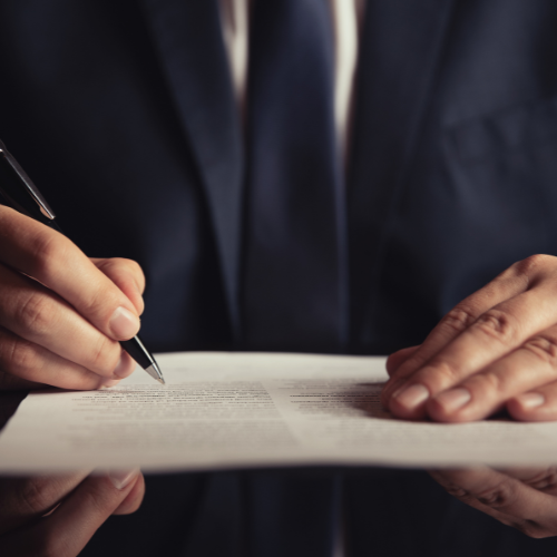 Un Avocat rédige des contrats et incorpore des entreprises