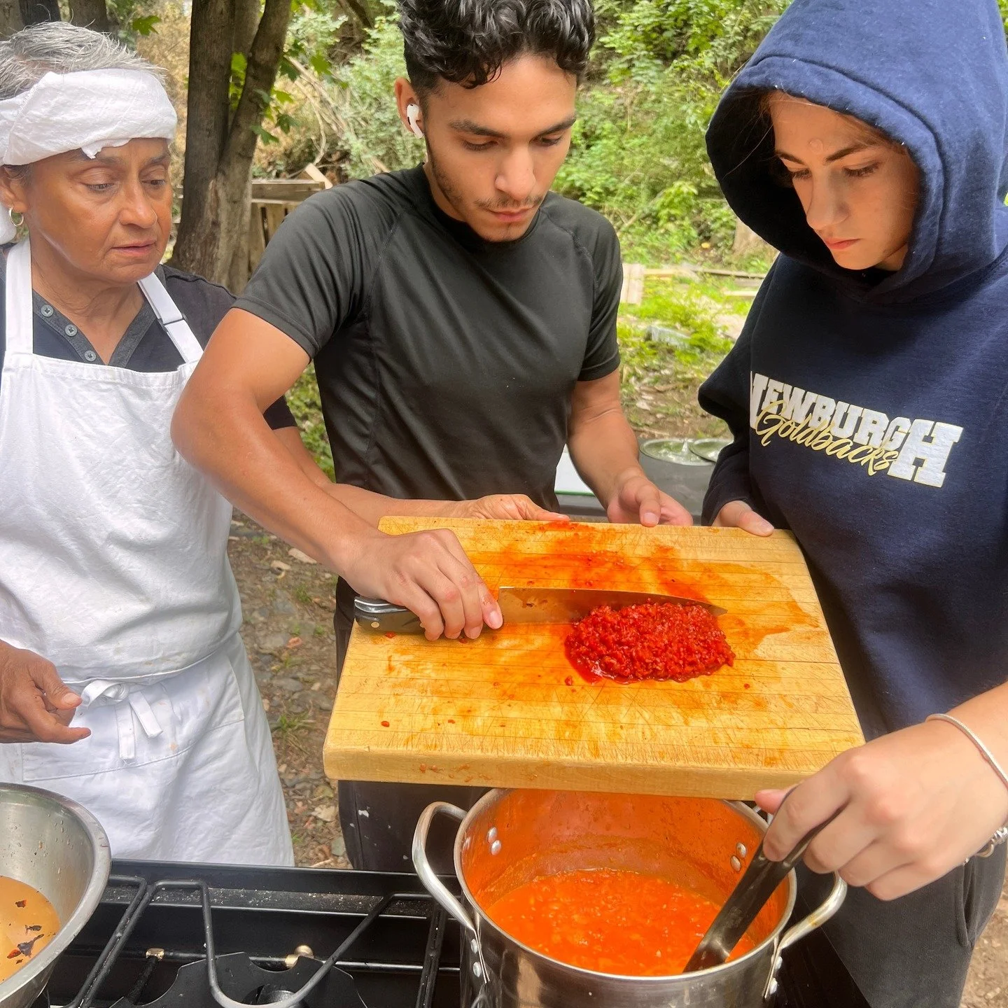 👩🏽&zwj;🌾 Our paid Youth Farm Apprentice Program trains young people to grow food using regenerative practices, make medicine from garden herbs, prepare nourishing meals, and restore local ecosystems. In partnership with Orange County, youth gain r