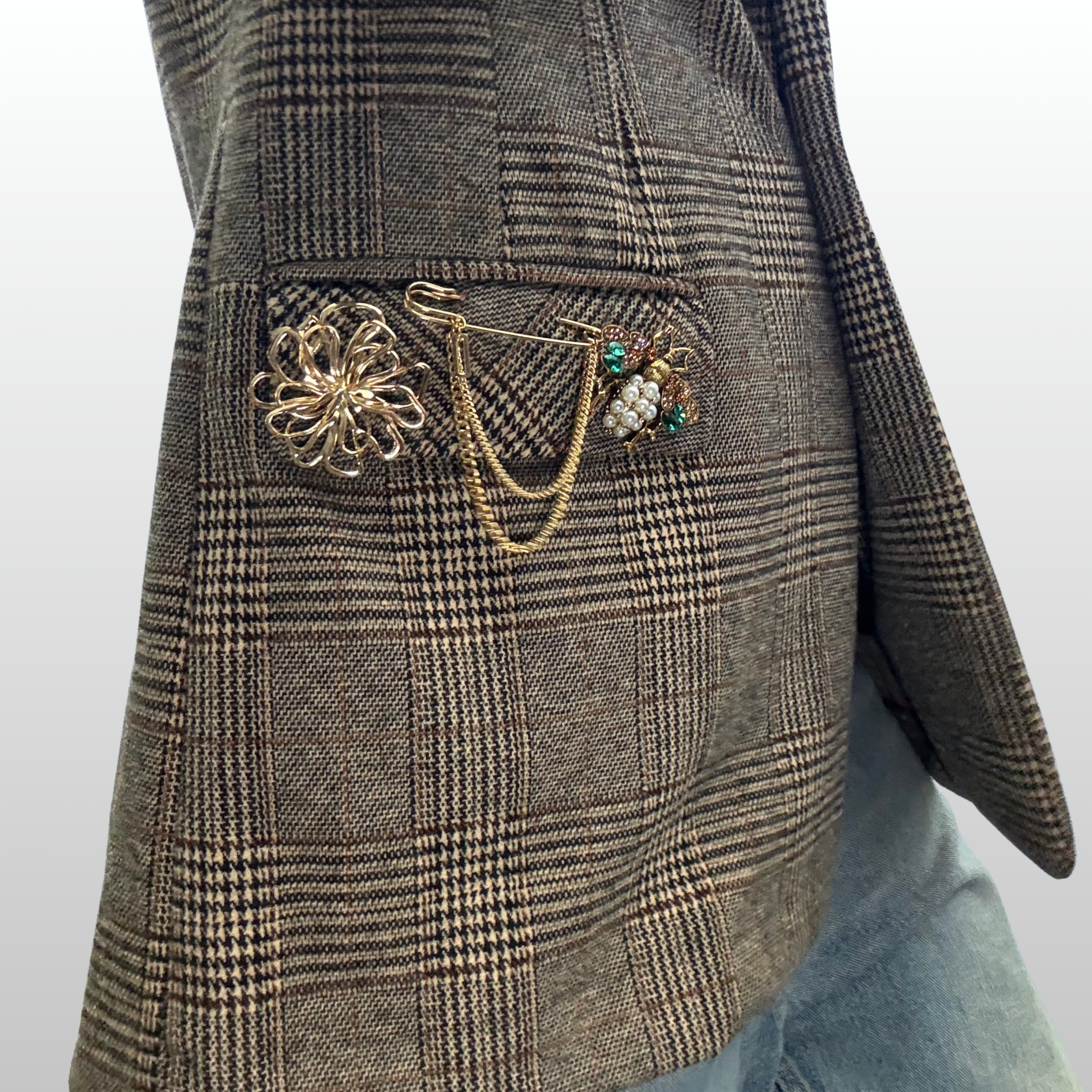 emerald-bumble-brooch-blazer-brooch-styling-pocket-flap-the-brooch-house.png