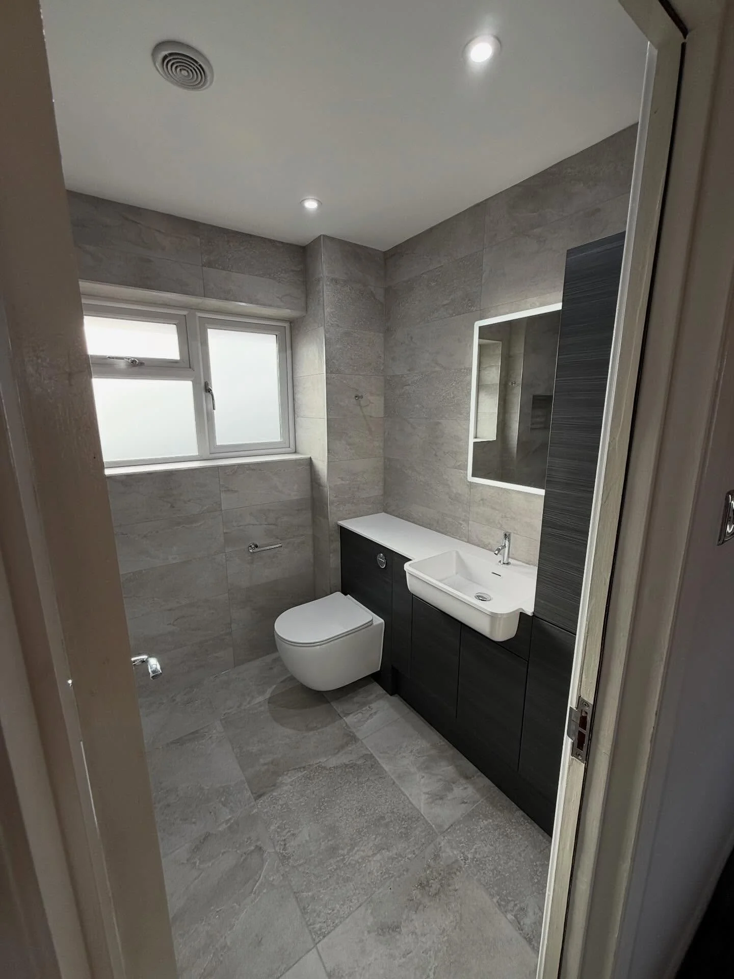 Before and after of a bathroom transformation in Basingstoke. #bathroomdesign #bathroominspiration #bathroomideas #homeimprovement #walkinshower