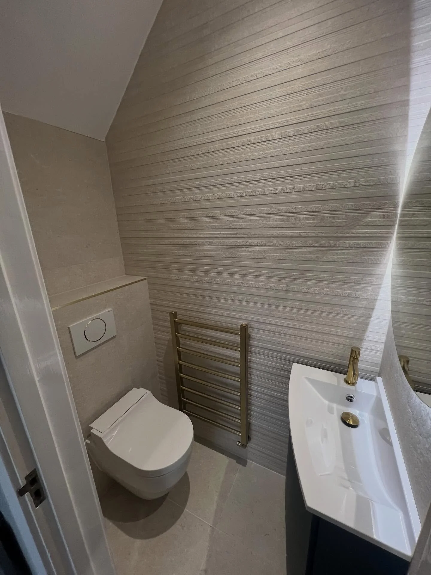 Modern cloakroom transformation in Chobham🤍
Sleek lines, textured walls &amp; brushed brass finishes
Designed for style + function
In collaboration with @plummexshowroom 

#cloakroom #bathroom #brushedbrass #porcelanosa #geberit