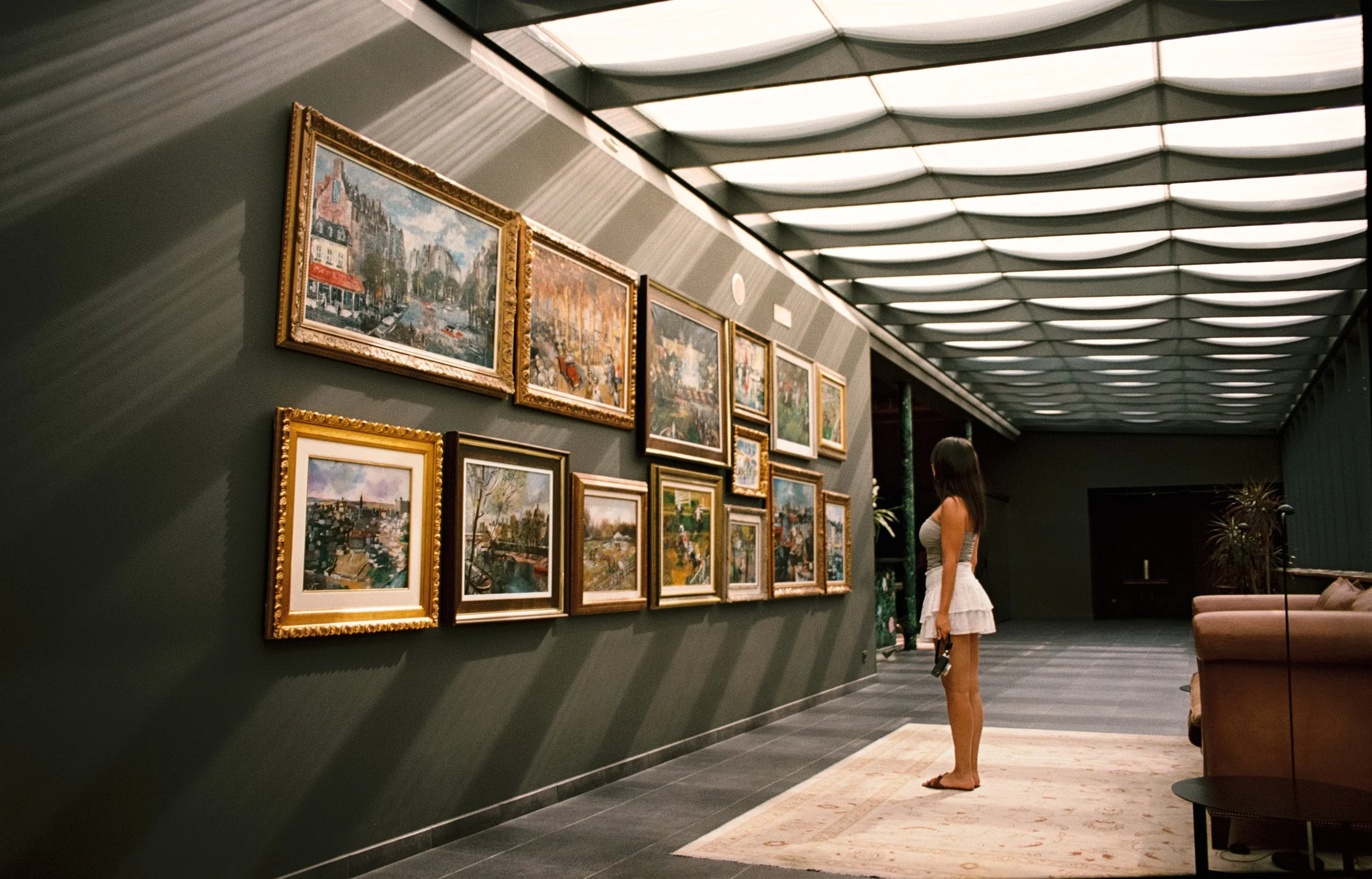 Fotografía de Dan Brando — escena cotidiana en interior