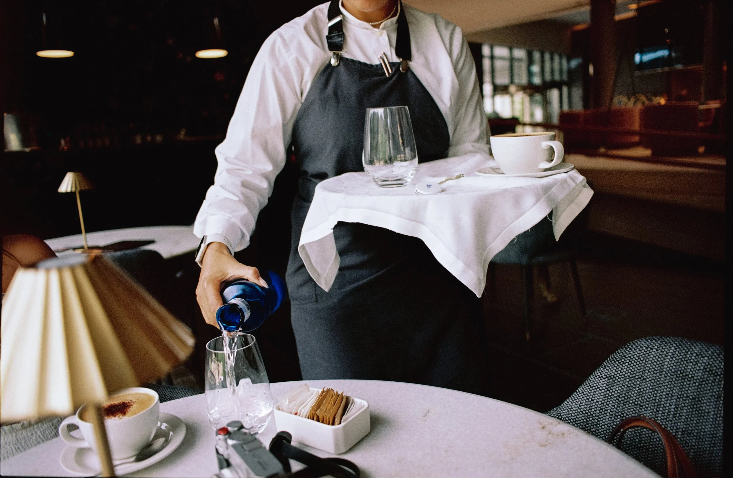 Fotografía de Dan Brando — escena documental en interior