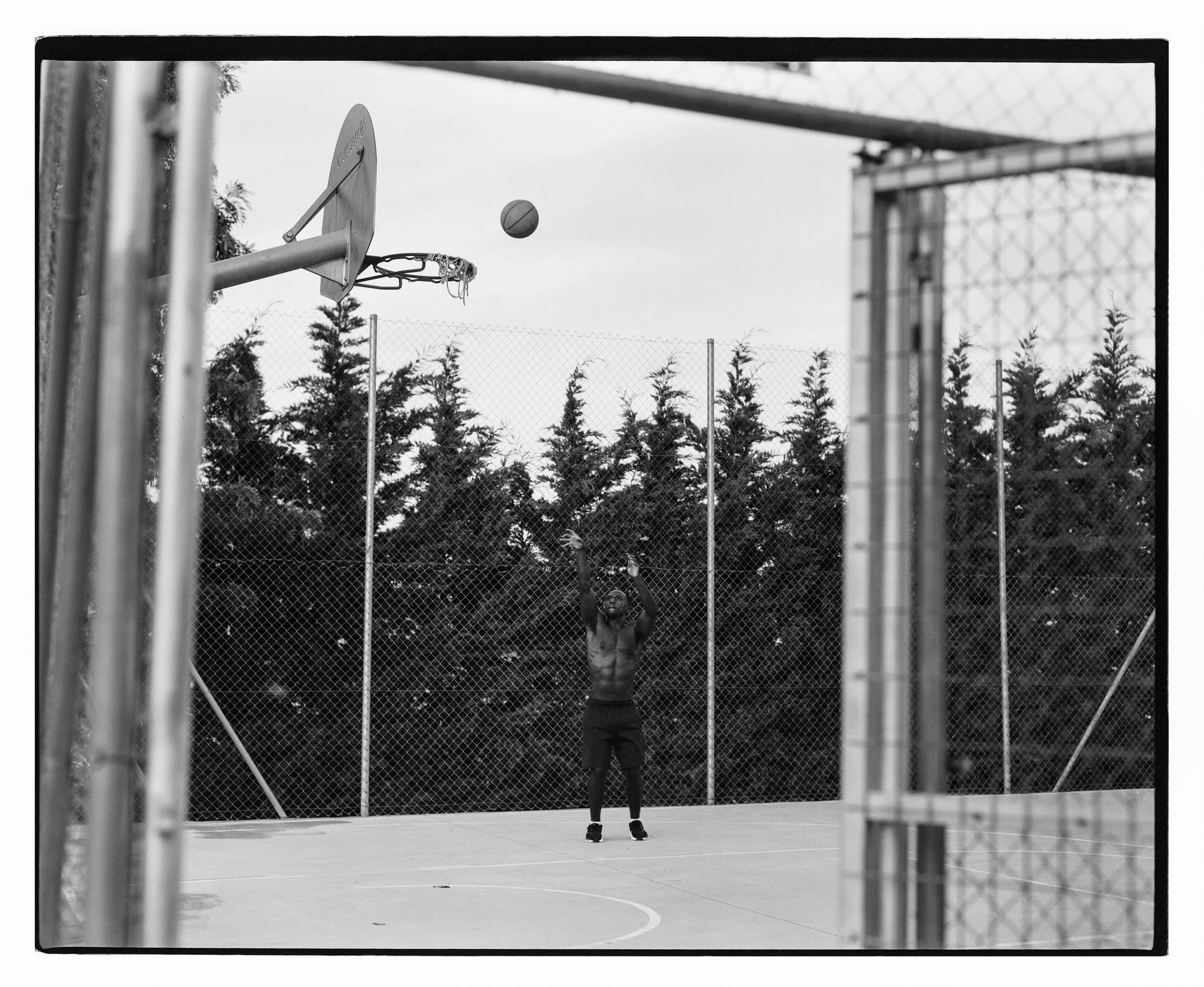 Fotografía de Dan Brando — hombre jugando solo a basket