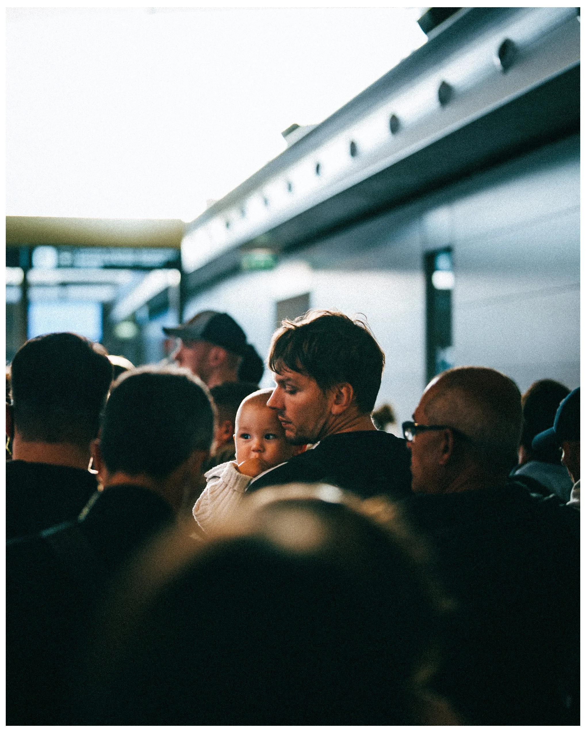 Fotografía de Dan Brando — escena emocional en espacio público