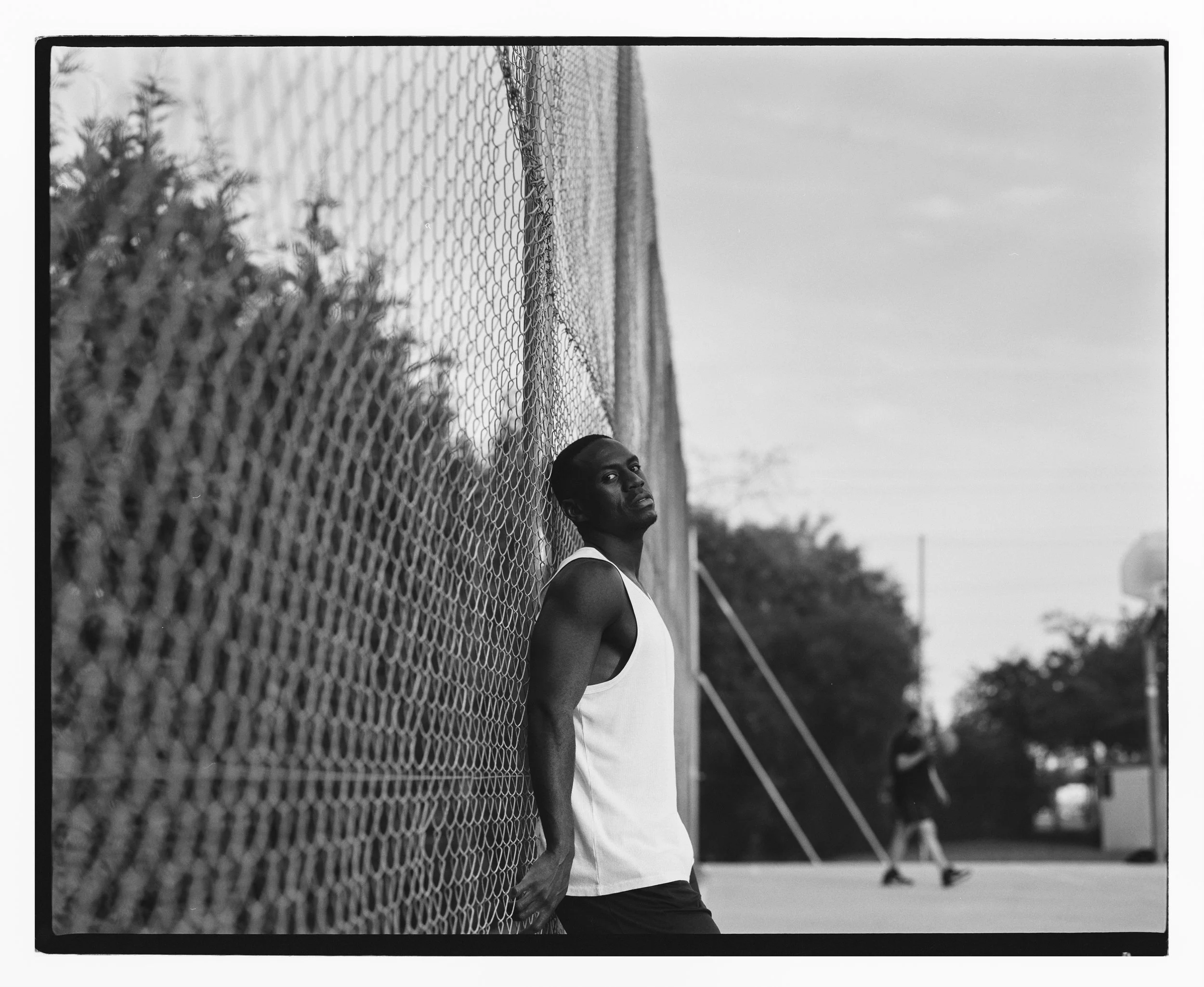 Fotografía en blanco y negro de Dan Brando — retrato documental con atmósfera íntima.