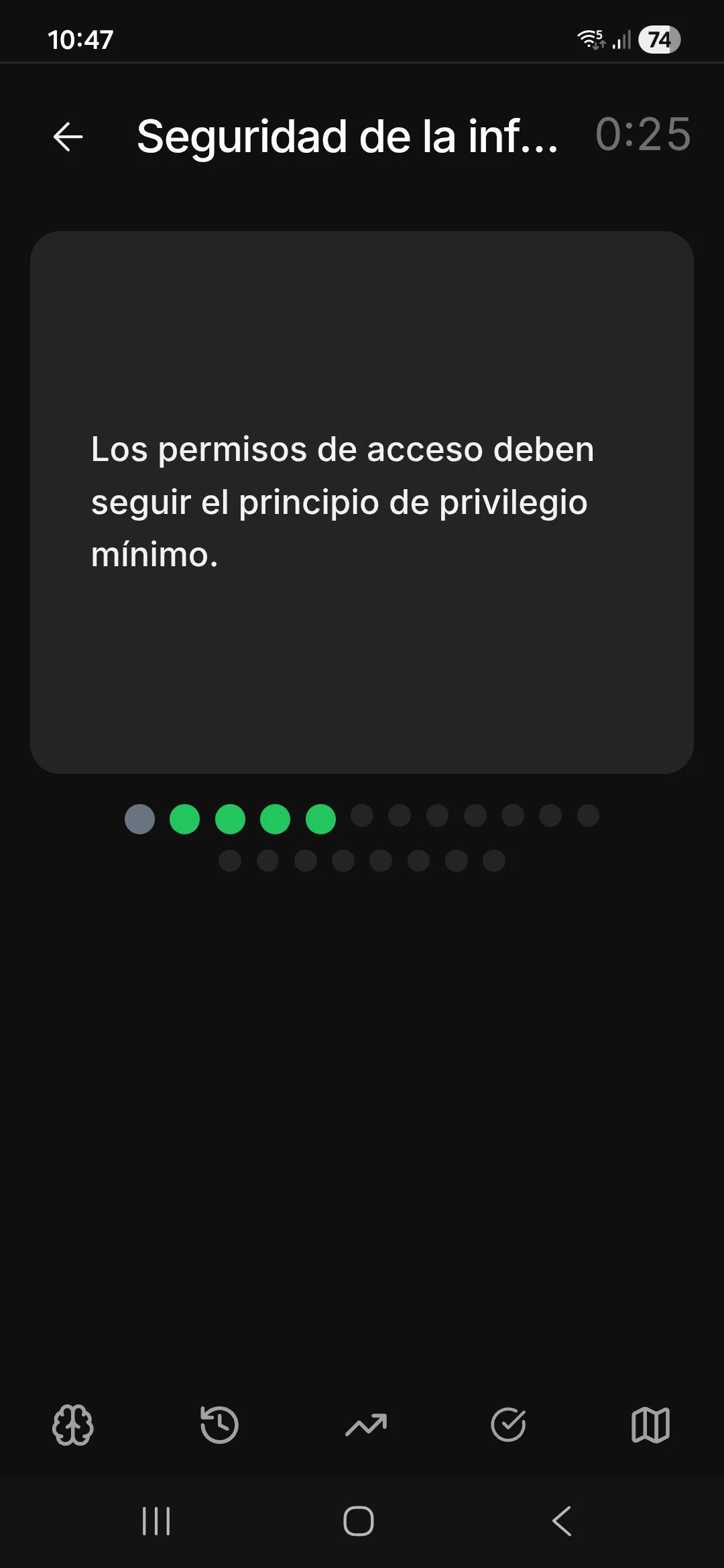 Captura de pantalla de la app Wislo mostrando un quiz de “Seguridad de la información”, con una interfaz minimalista oscura, temporizador y puntos verdes que representan respuestas correctas.