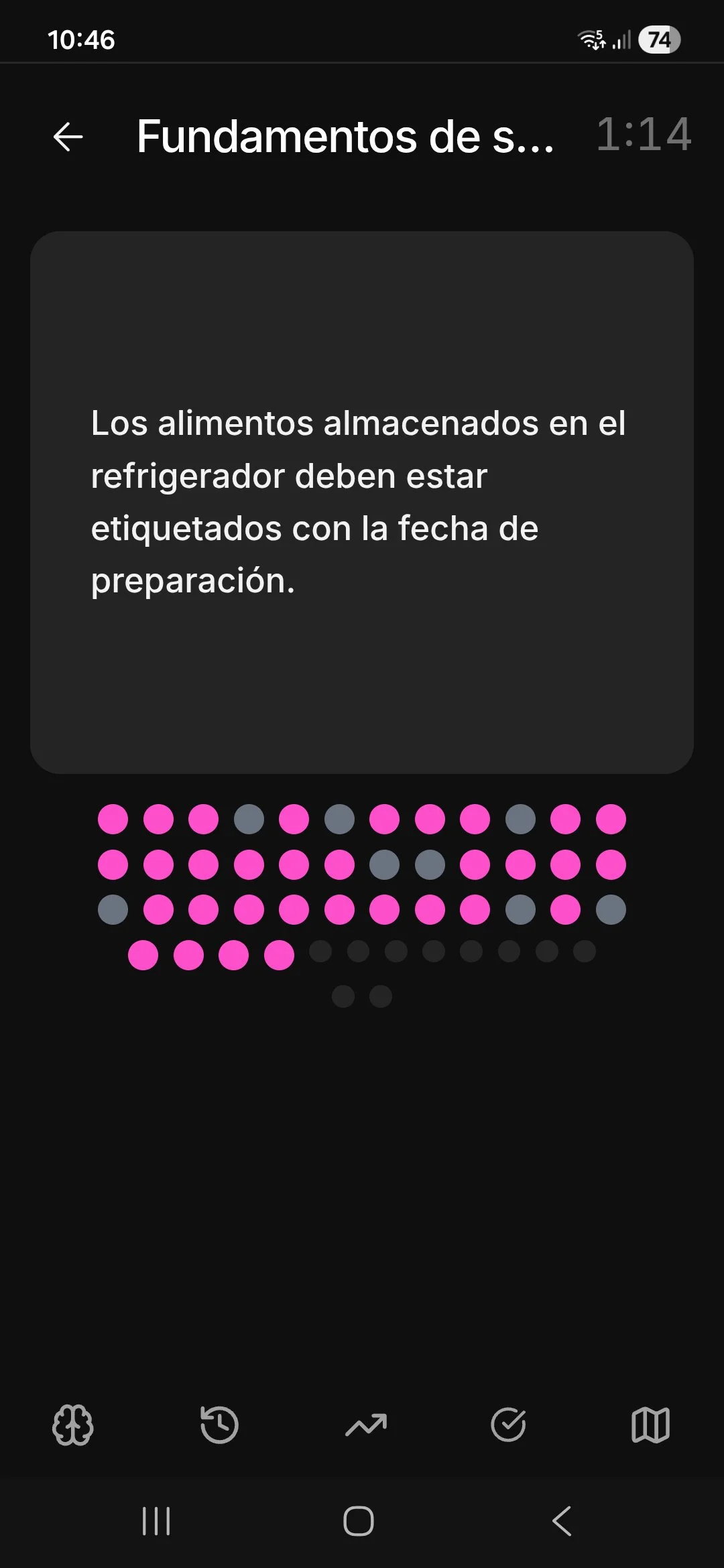 Captura de pantalla de la app Wislo mostrando una tarjeta de quiz de “Fundamentos de seguridad alimentaria”, con una afirmación de capacitación, temporizador y puntos rosas de progreso que representan el aprendizaje.