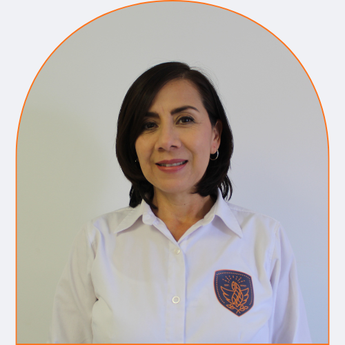 Mujer con cabello oscuro y corto, usando camisa blanca con logotipo en el pecho, de fondo gris claro.