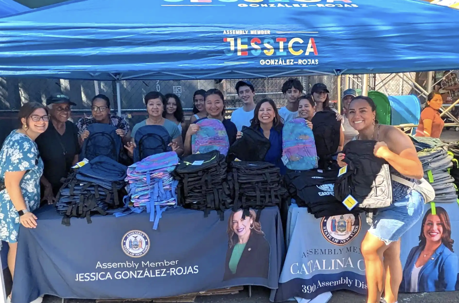González-Rojas announces distribution of more than 2,500 free backpacks
