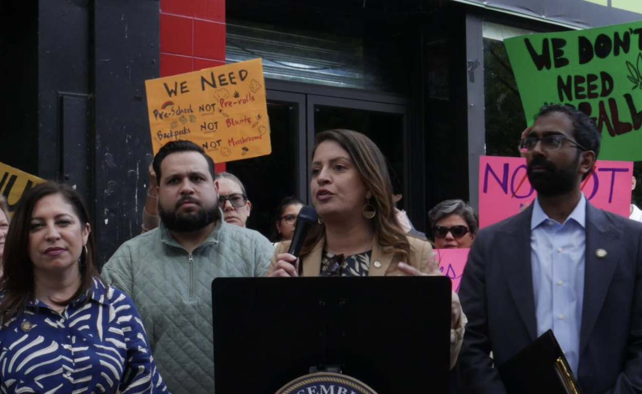 Parents and pols protest illegal smoke shop in Jackson Heights
