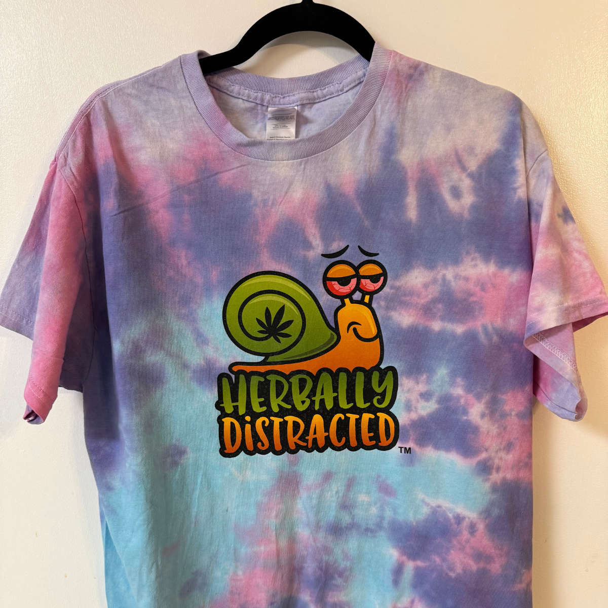 Snoop Snailz™ – Funny Cute Graphic Tie-Dye T-Shirt | “Yea, I’m Vibin”