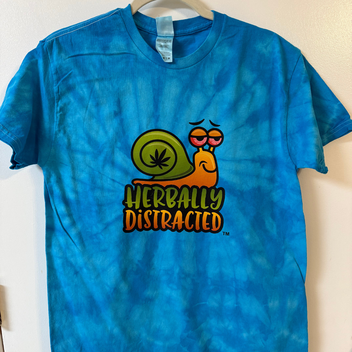 Snoop Snailz™ – Funny Cute Graphic Tie-Dye T-Shirt | “Yea, I’m Vibin”