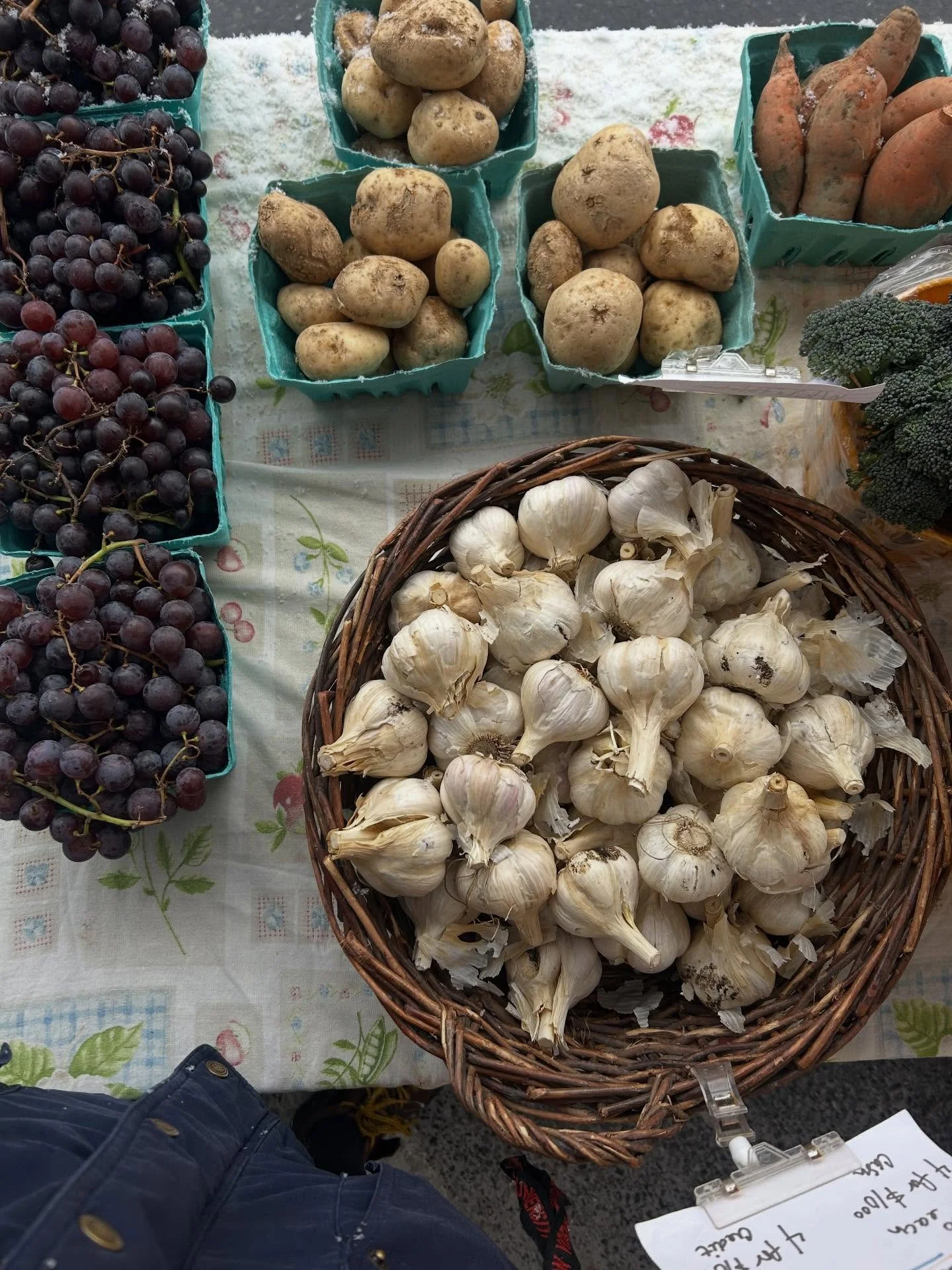 From autumn festivals, chicken chases, costume contests, and tomato tastings all the way to the first snowflakes &mdash; this outdoor season had its own kind of magic. 🍂❄️
Thank you for making 2025 such an incredible year at the market. We&rsquo;re 