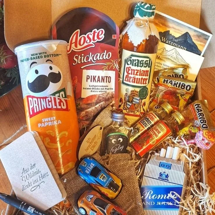 Erwachsenen-Geschenkbox 18+ – Alpen Überraschungsbox mit Grassl Kräuterlikör, Snacks & Nostalgie